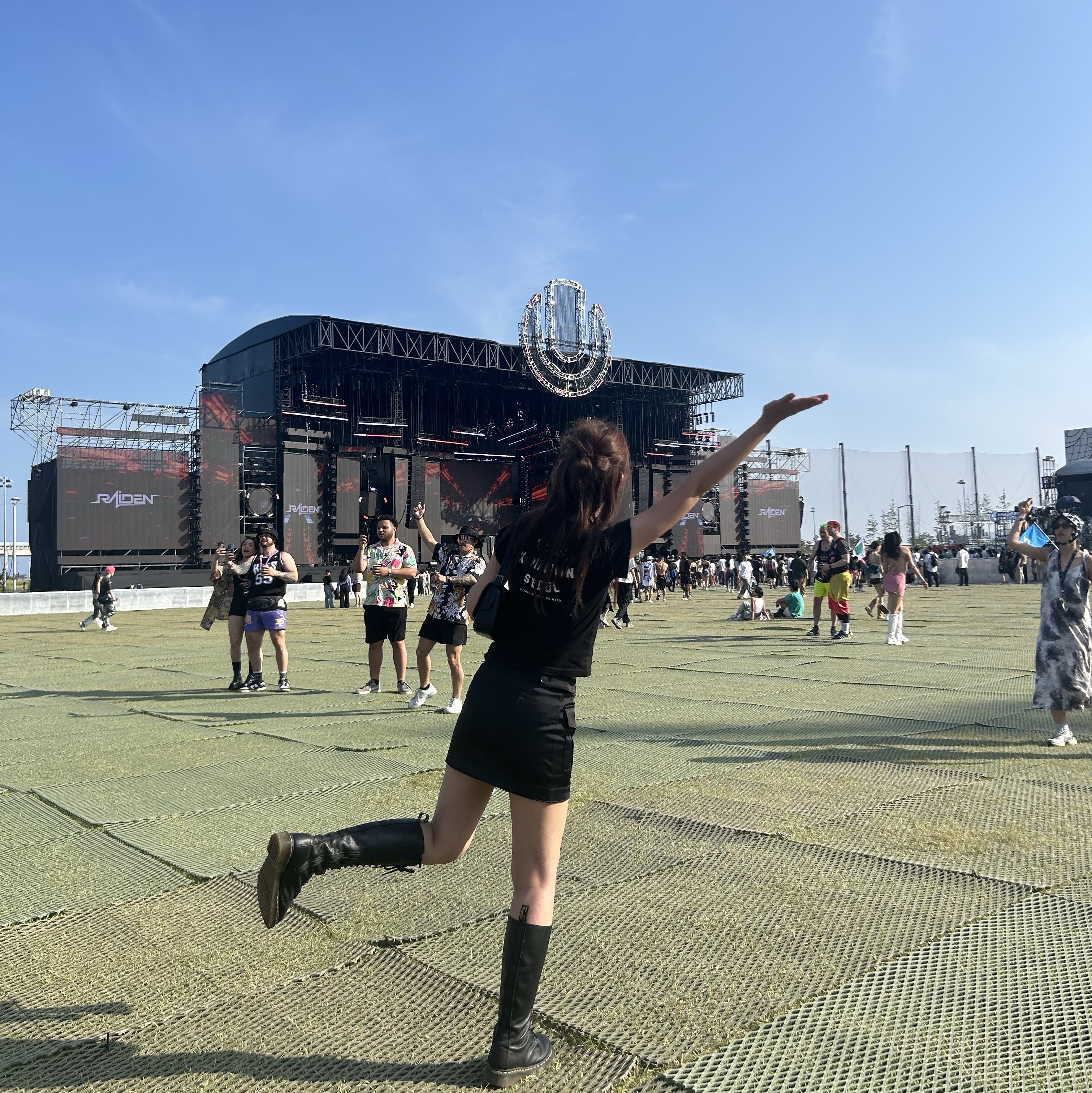 (W) Dr. Martens 1B60 Boots Black, (Kids) Deus Ex Machina College Seoul T-Shirt Black 착용 스타일