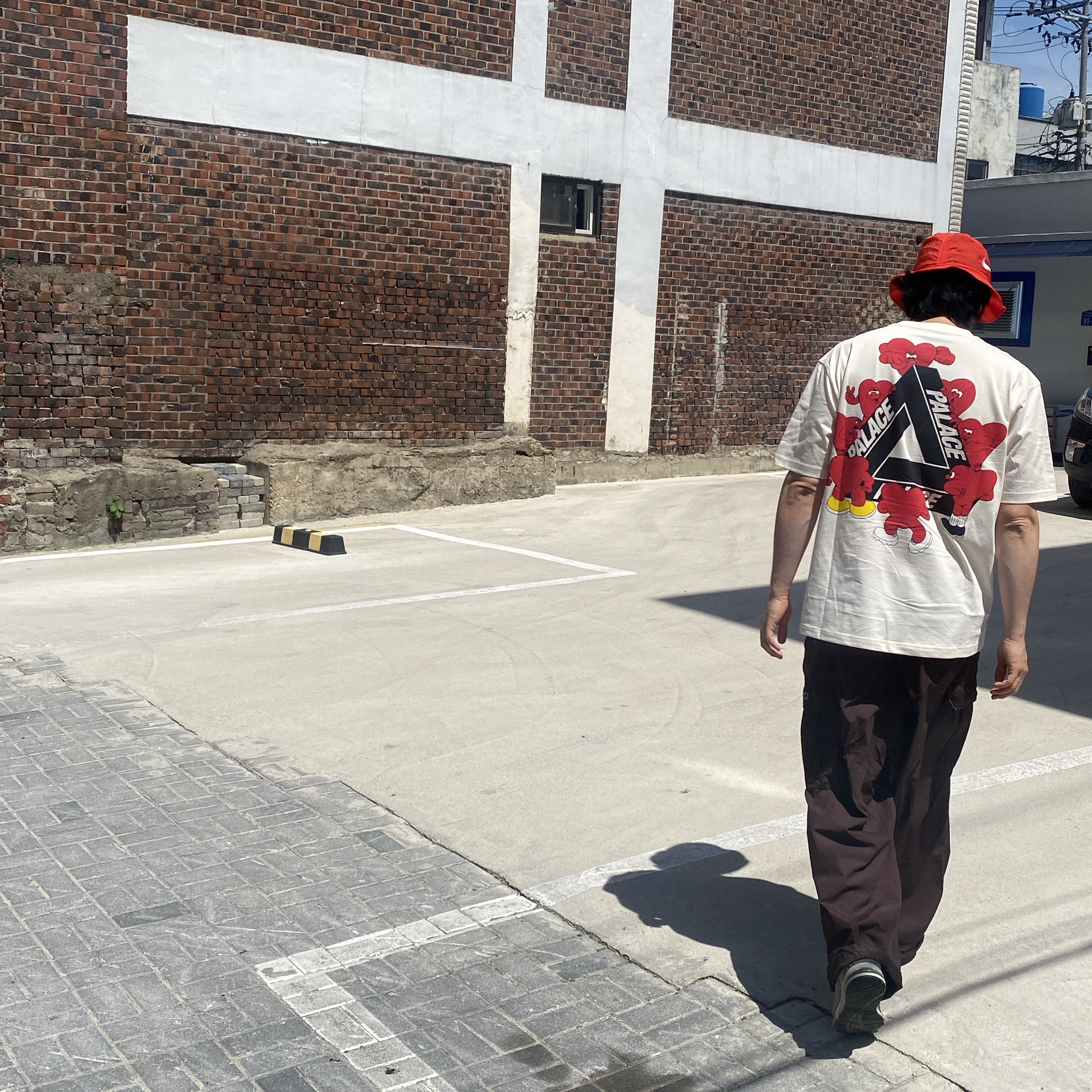 Nike x Stussy Bucket Hat Habanero Red, Palace Tri-Hearts T-Shirt Soft White - 24SS 착용 스타일 - 2