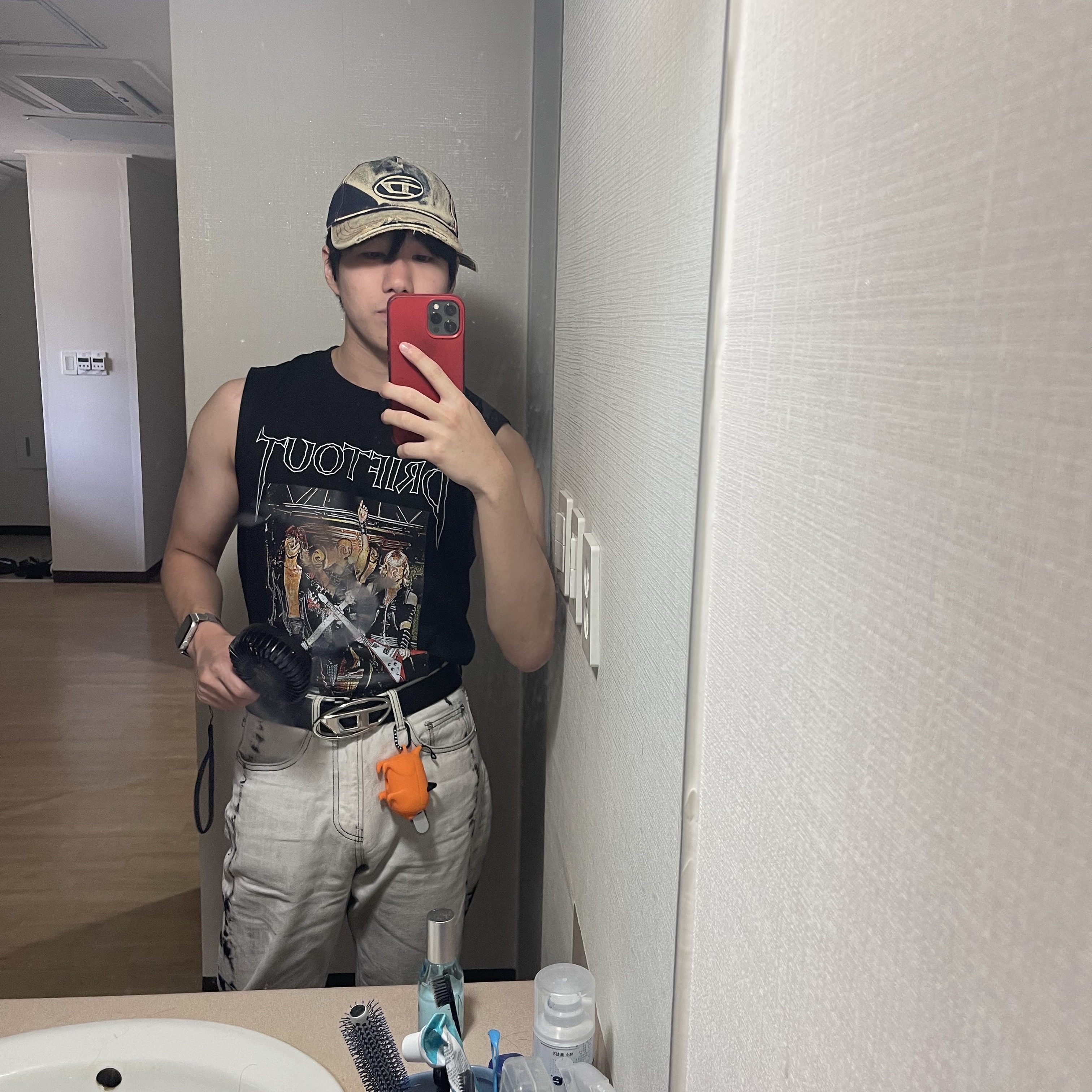 Diesel B-1DR Leather Belt with D Buckle Black, Casetify x Chainsaw Man Pochita Collectible AirPods Pro 1st/2nd Gen Case 착용 스타일 - 3