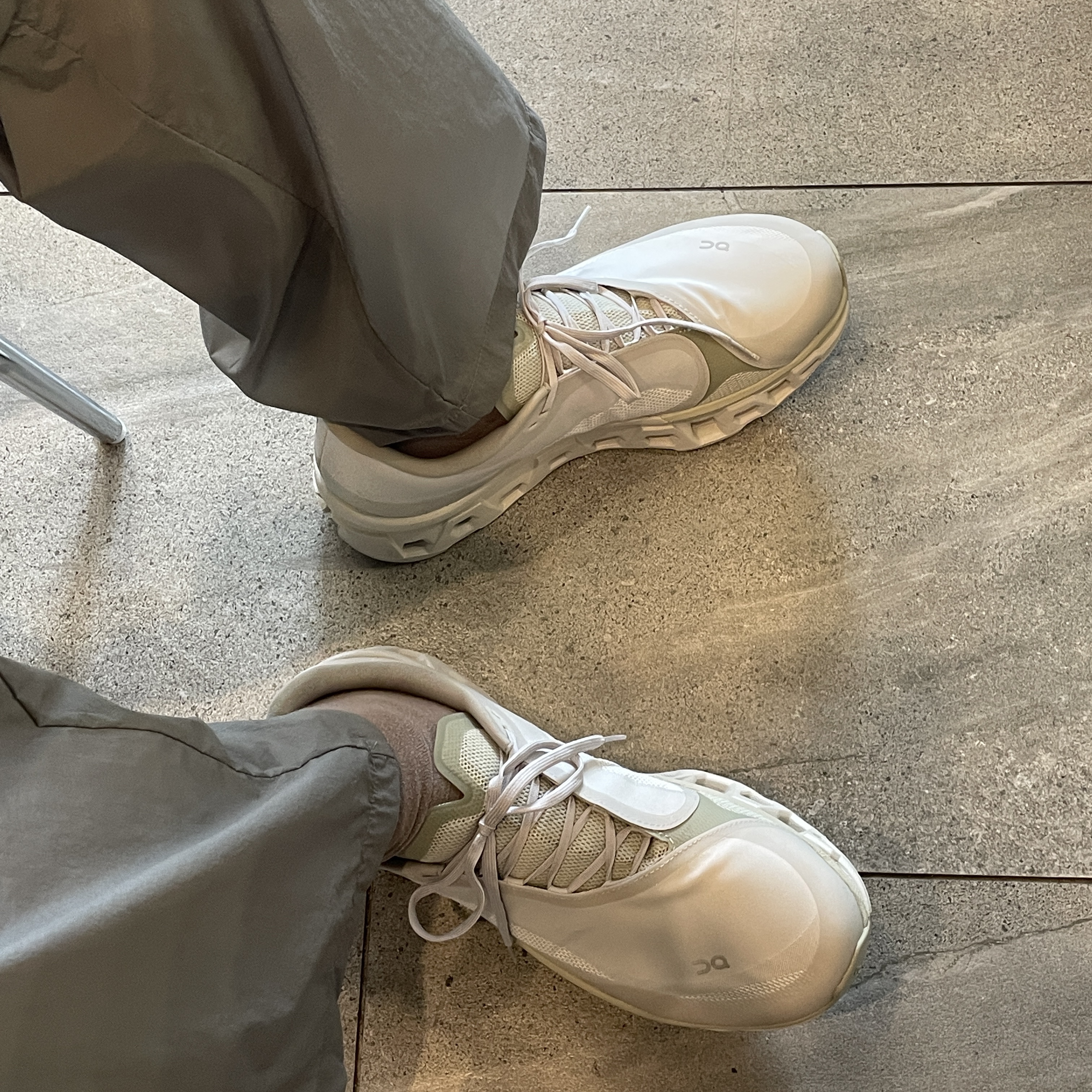 On Running x Post Archive Faction (Paf) Cloudmonster 2 Moondust Chalk 착용 스타일 - 1
