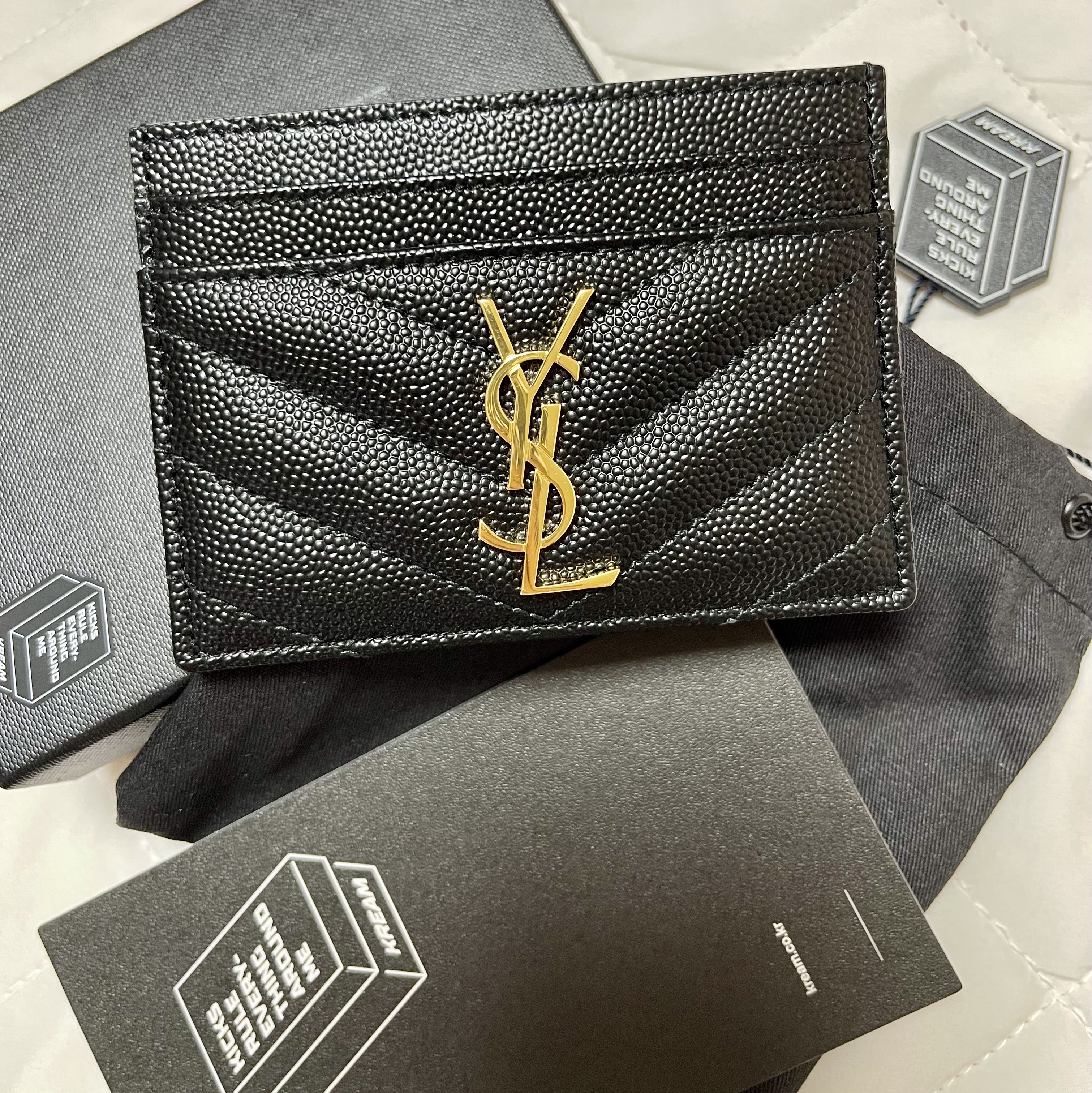 Saint Laurent Cassandre Matelasse Card Case in Grain De Poudre Embossed Leather Black 착용 스타일