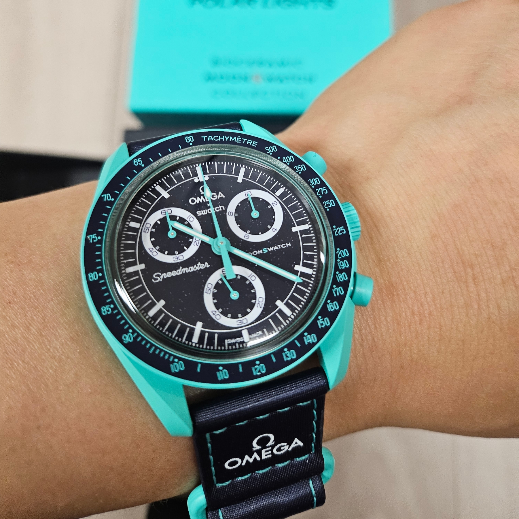 Swatch x Omega Bioceramic MoonSwatch Mission On Earth Polar Lights 착용 스타일 - 3