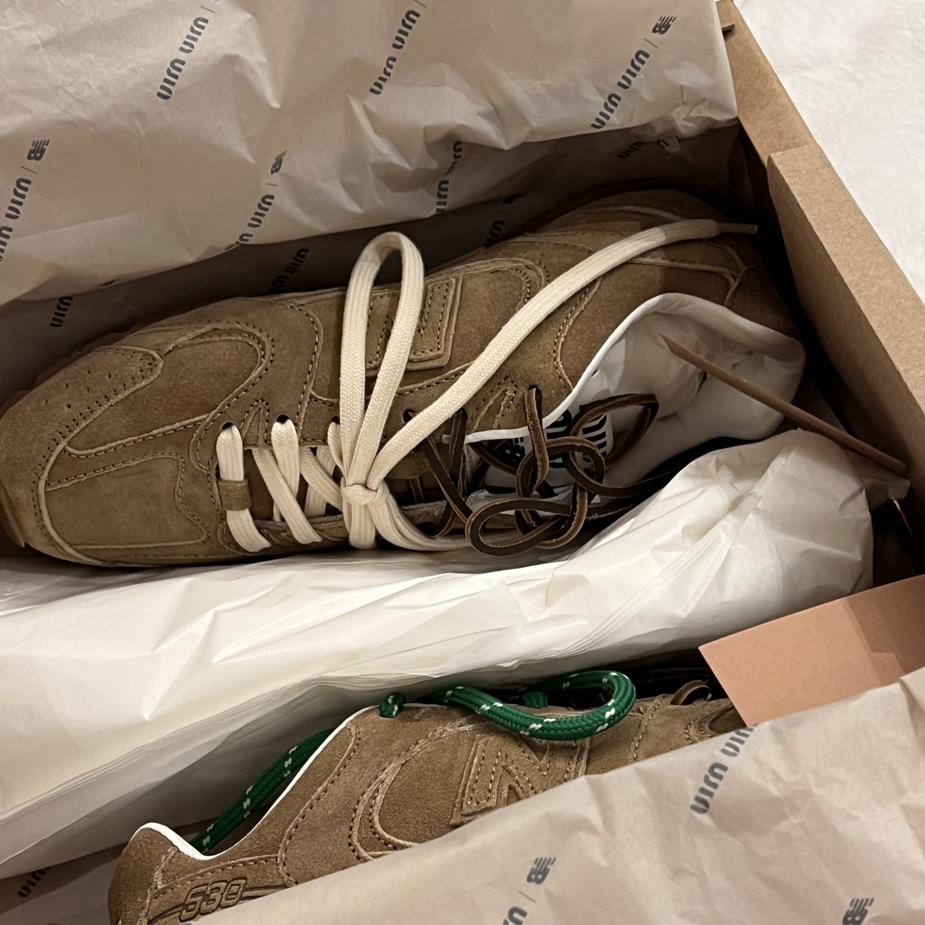(W) New Balance x Miu Miu 530 Suede Mesh Sneakers Ecru 착용 스타일 - 2