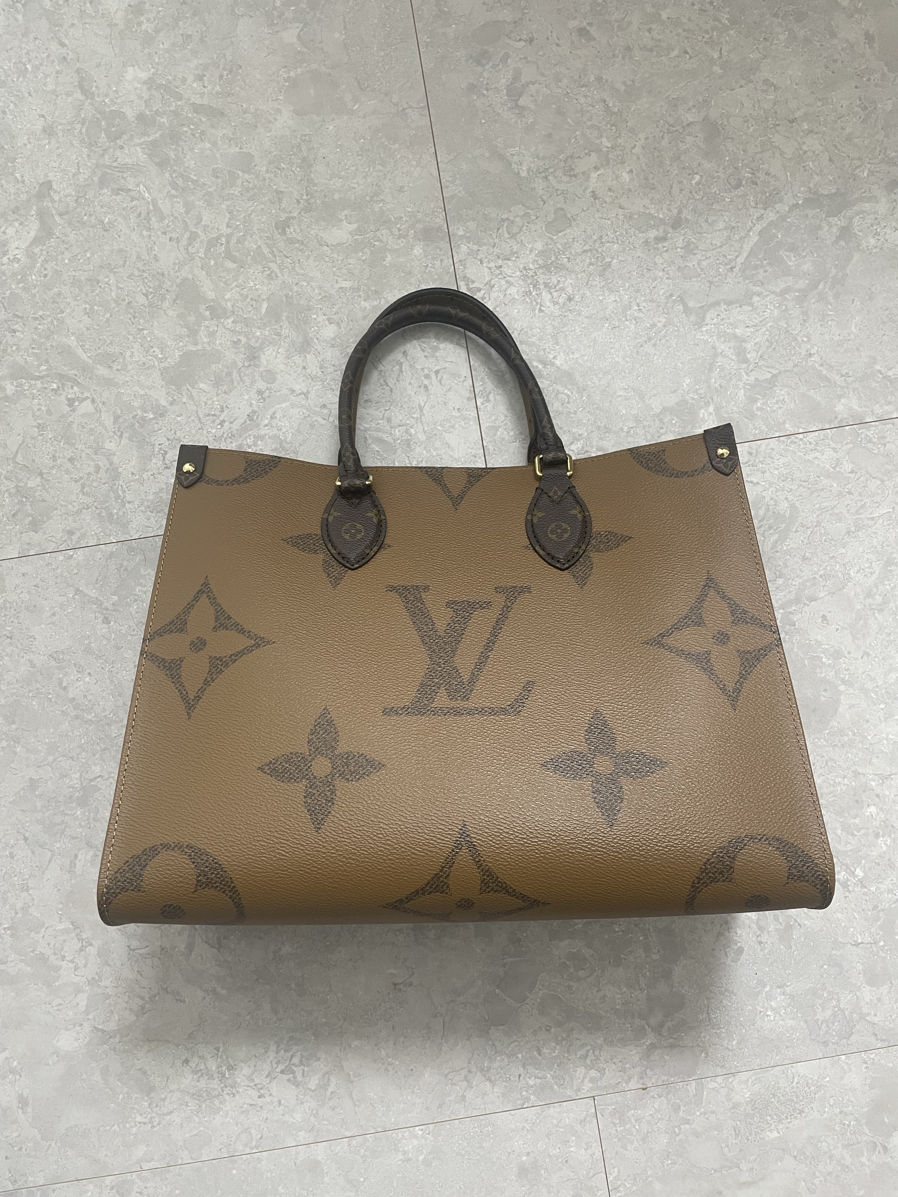 Louis Vuitton Onthego MM Monogram 착용 스타일 - 1