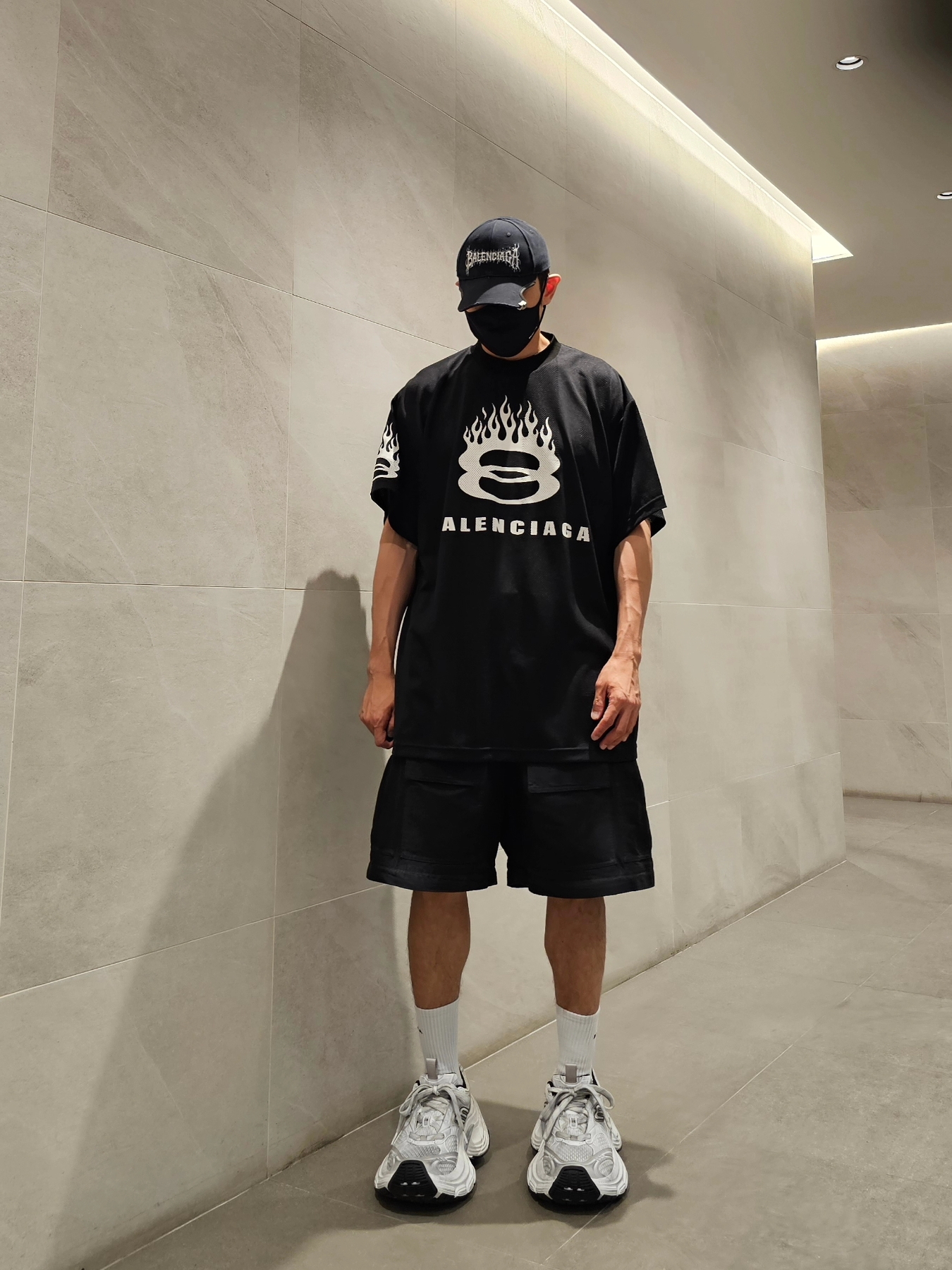 Balenciaga Large Cargo Pants Black, Balenciaga 10XL Sneakers White Grey Silver Black 착용 스타일 - 2