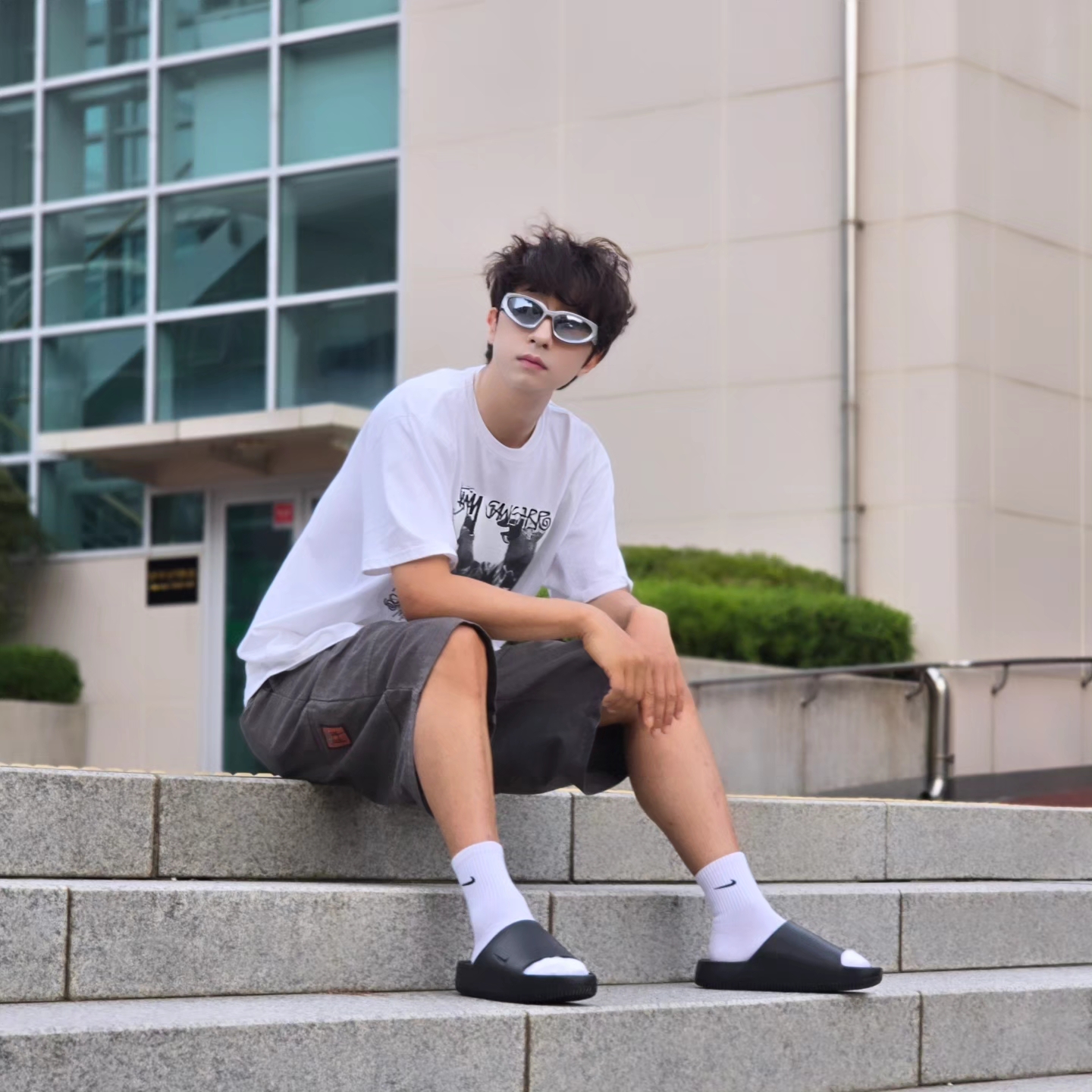 Stussy x Gang Starr Take It Personal T-Shirt White, Nike Calm Slide Black 착용 스타일 - 1