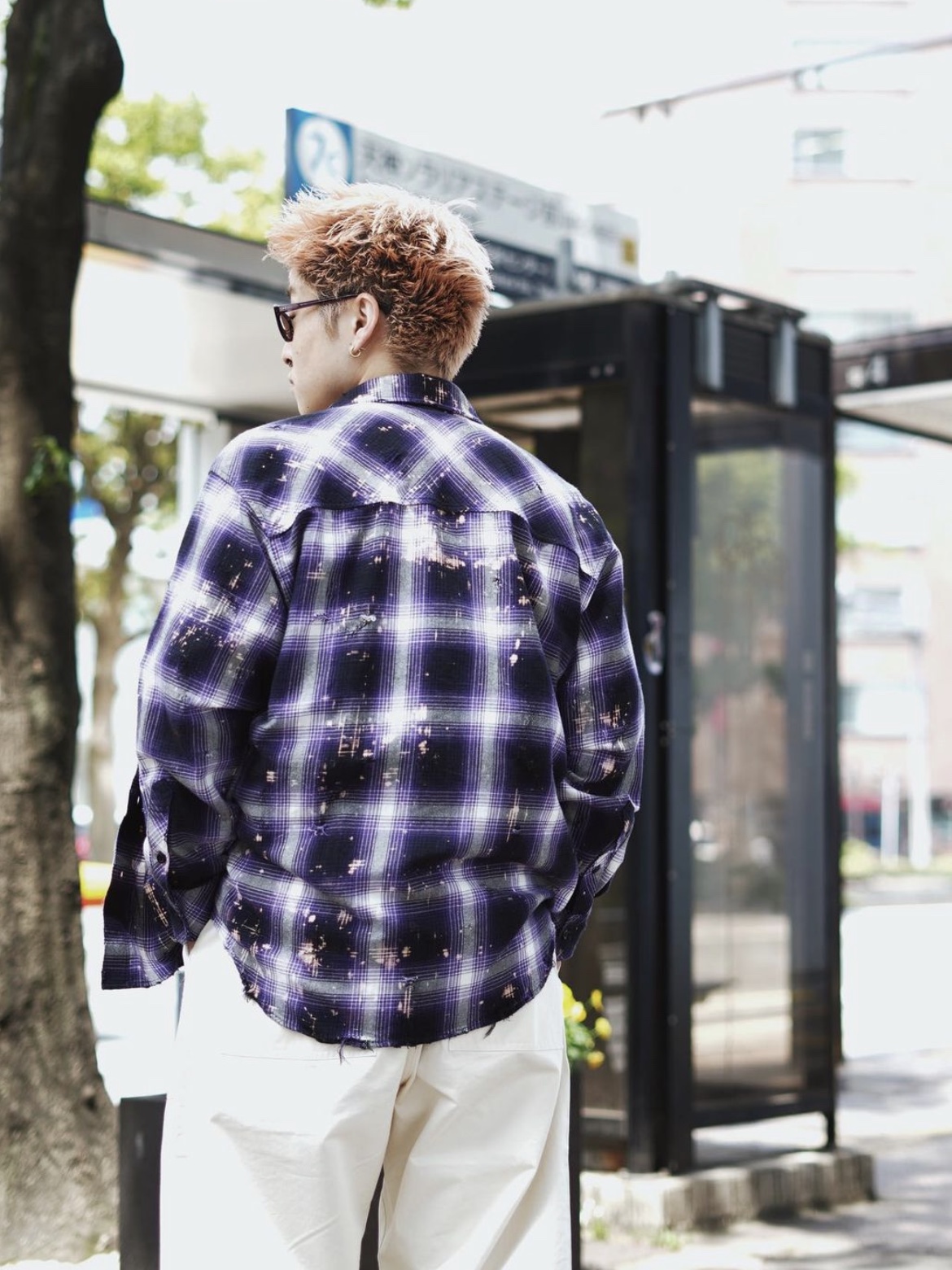 Rafu Bleached Damaged Shirt Blue, Rafu Bleached Damaged Shirt Brown 착용 스타일 - 2