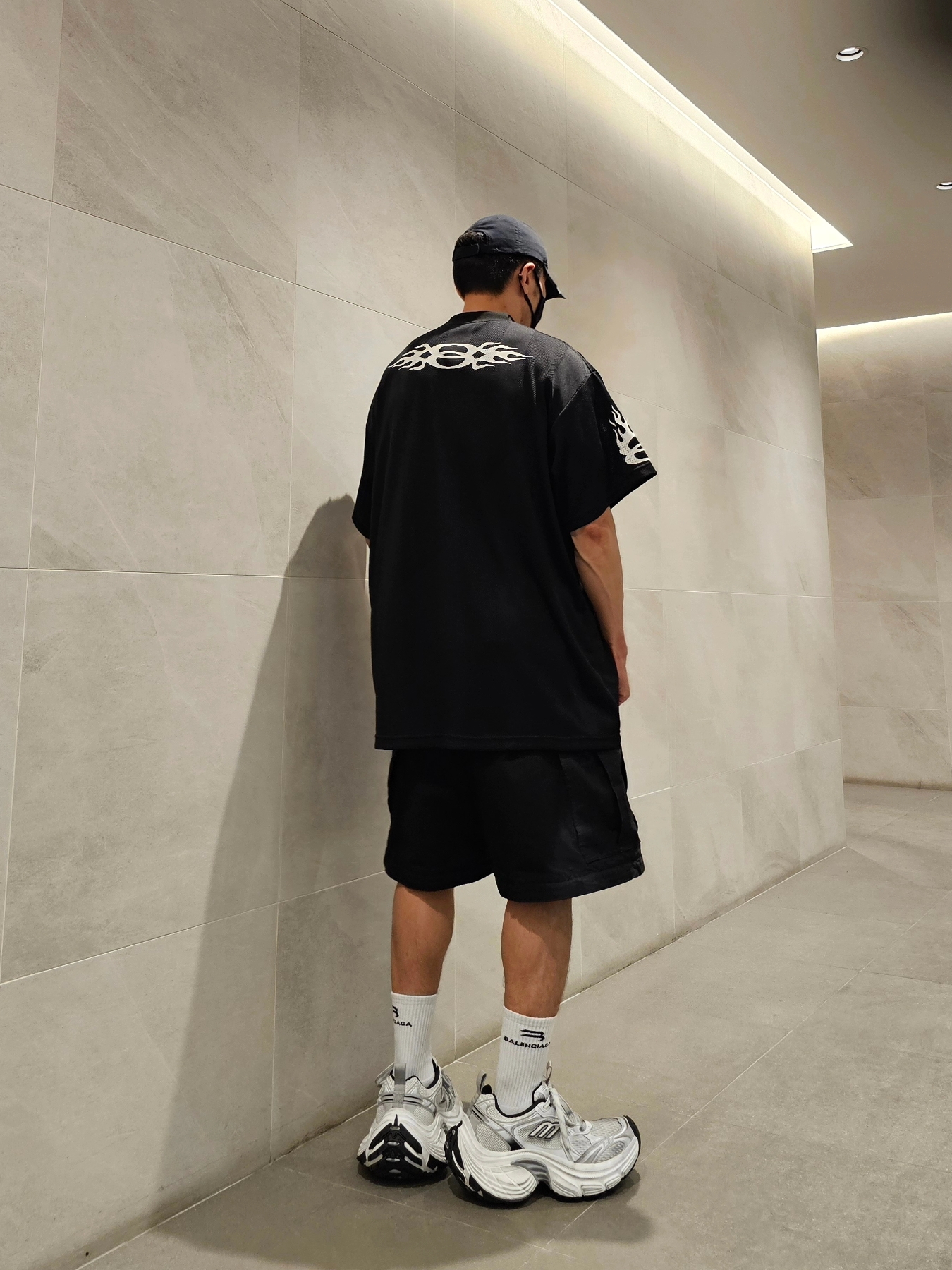 Balenciaga Large Cargo Pants Black, Balenciaga 10XL Sneakers White Grey Silver Black 착용 스타일 - 7