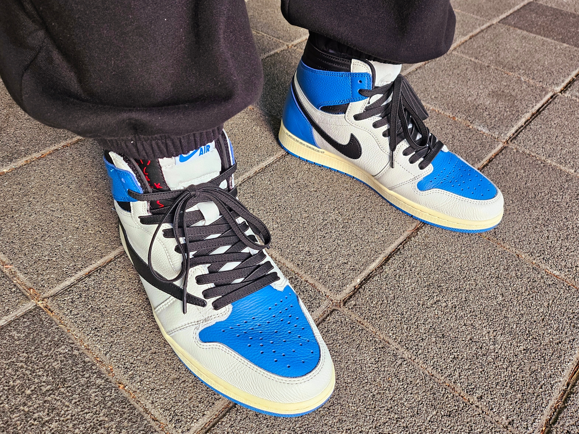 Jordan 1 x Travis Scott x Fragment Retro High OG SP Military Blue 착용 스타일 - 3