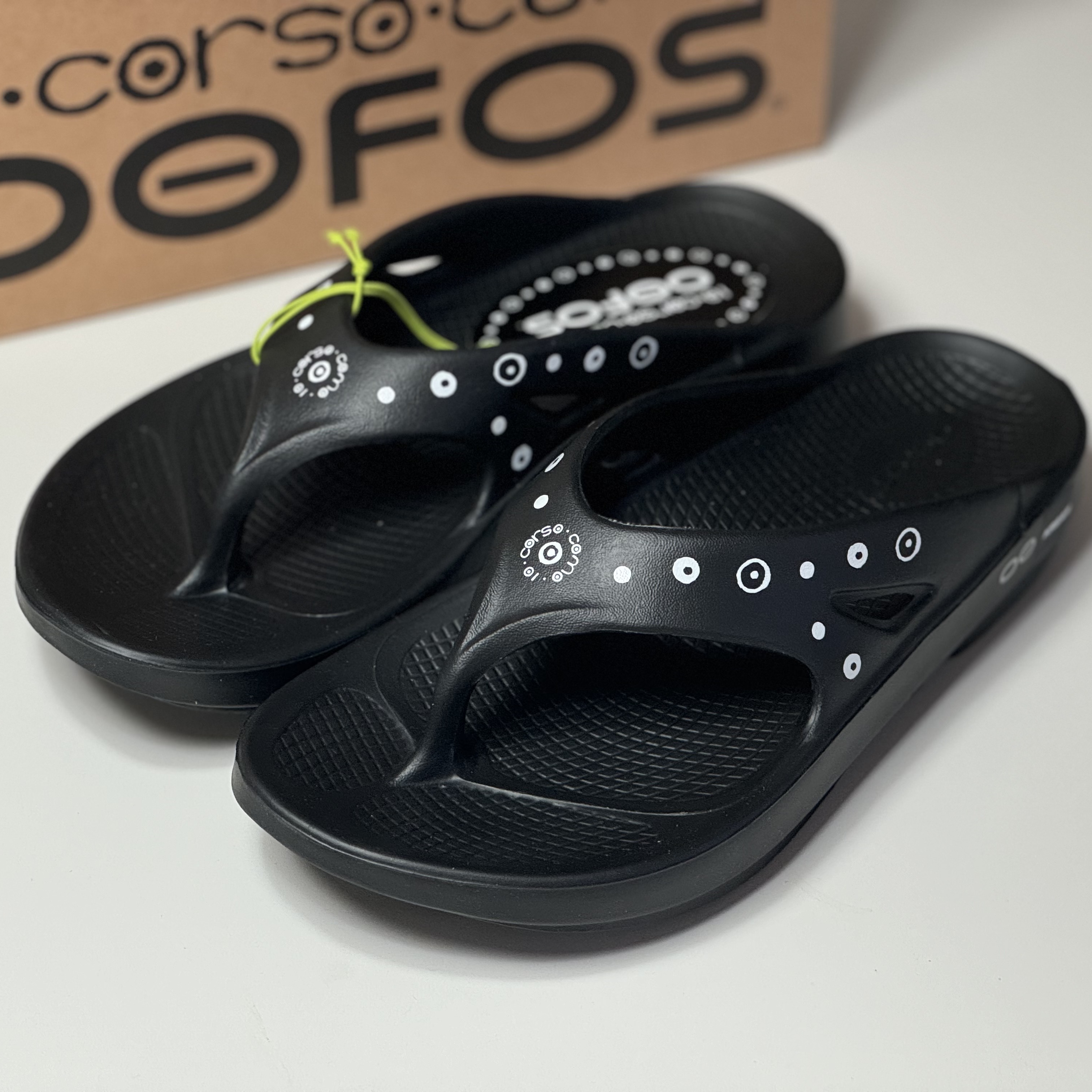 Oofos x 10 Corso Como Flip Flop Black 착용 스타일