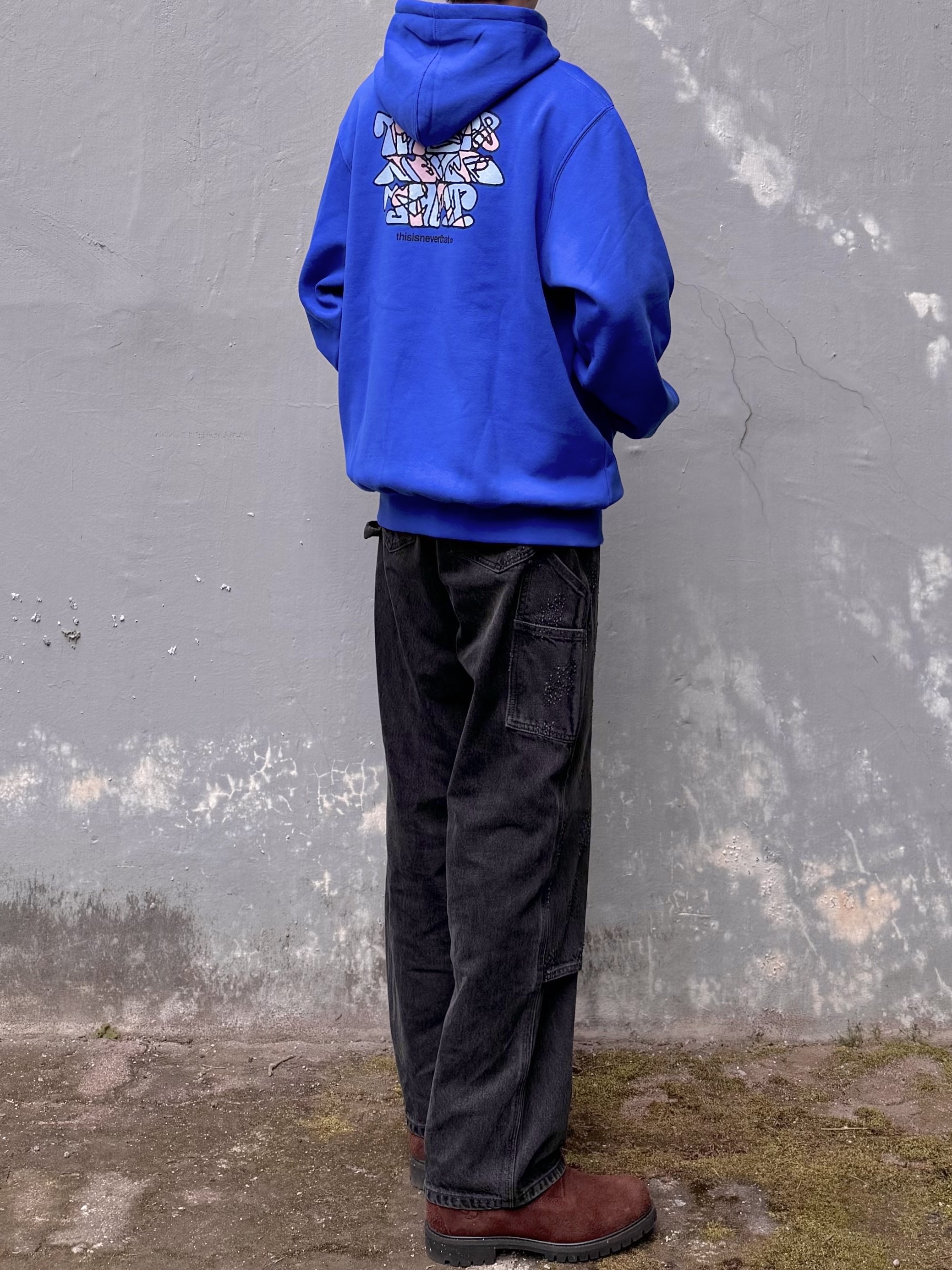 Thisisneverthat x Shinknownsuke Stacked Logo Hoodie Blue, Thisisneverthat x Grateful Dead Lightning Denim Carpenter Pant Black 착용 스타일 - 2