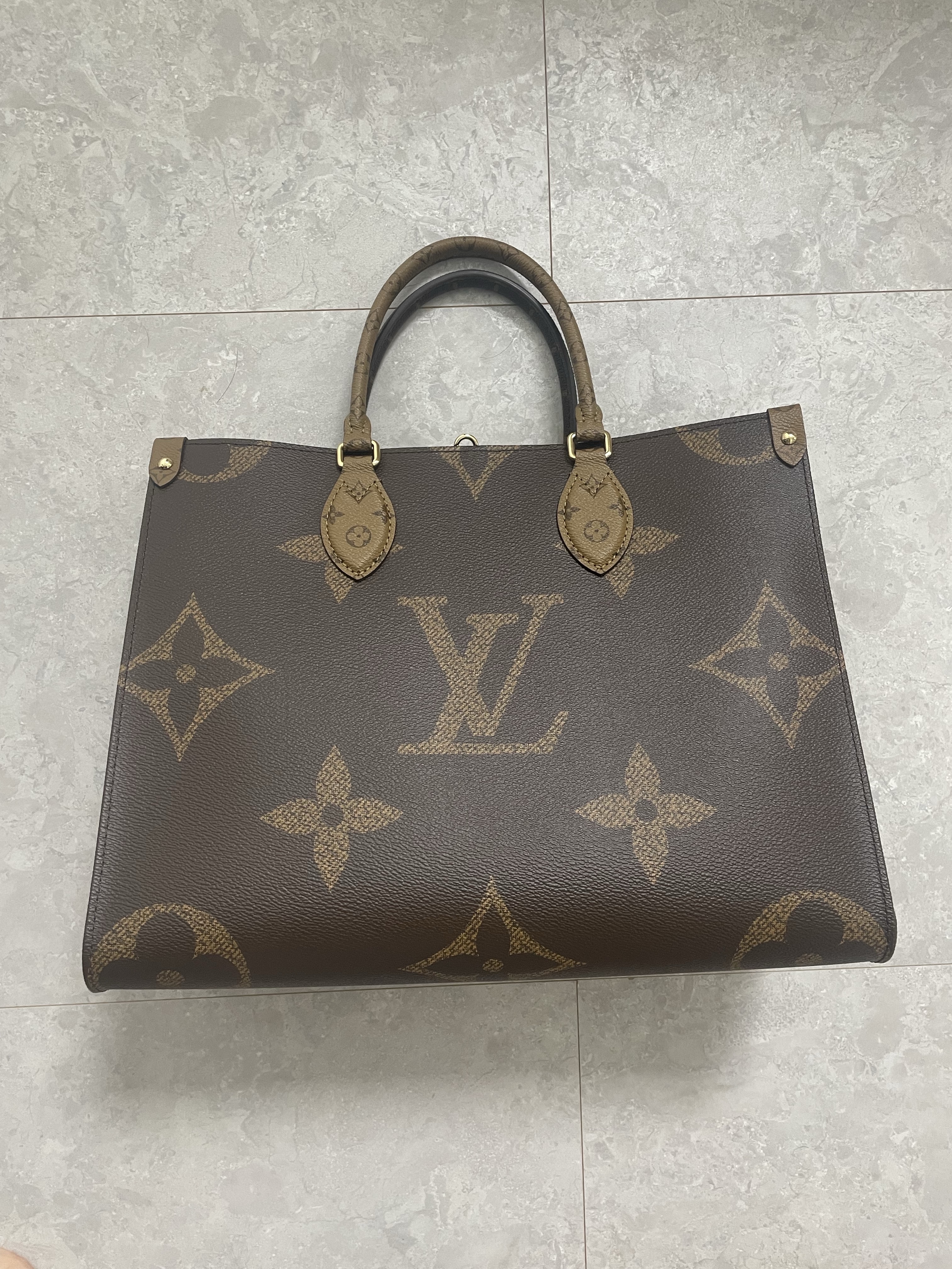 Louis Vuitton Onthego MM Monogram 착용 스타일 - 2