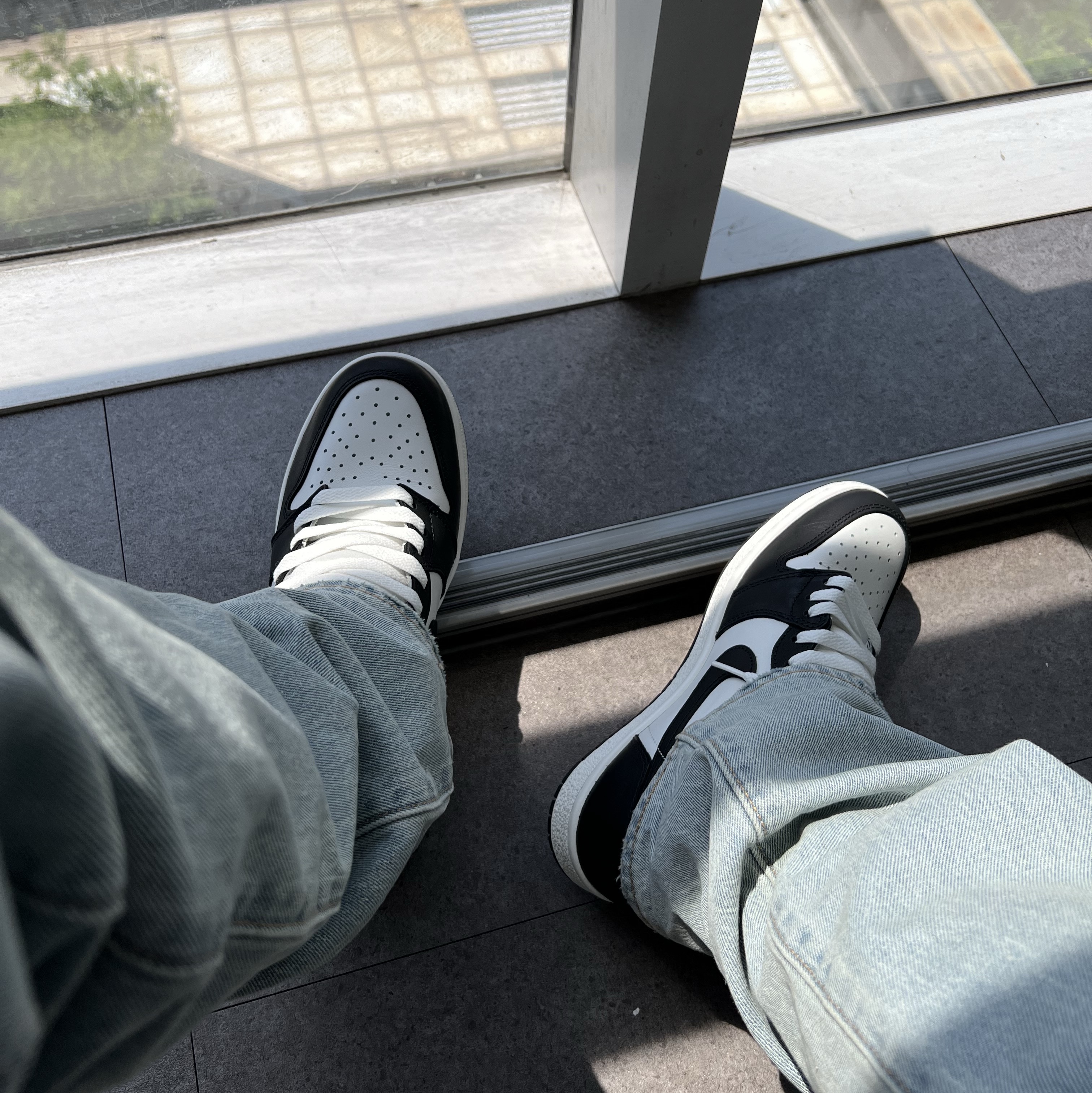 Jordan 1 High 85 Black White 착용 스타일 - 3