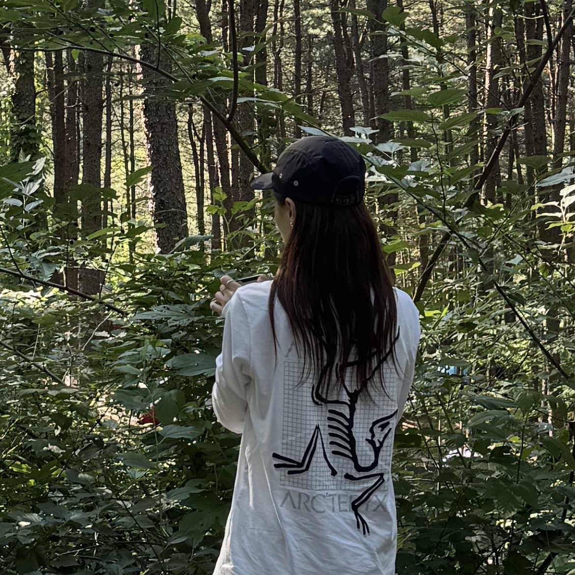 Arc'teryx Arc'Multi Bird Logo LS T-Shirt White Light, And Wander x Gramicci Patchwork Wind Cap Black 착용 스타일 - 1