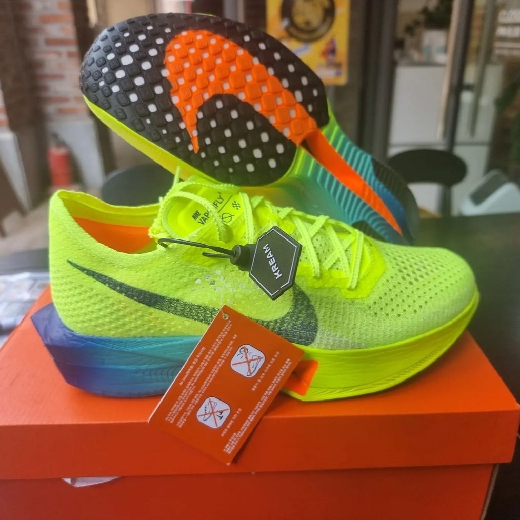 Nike ZoomX Vaporfly Next% 3 Volt Scream Green 착용 스타일