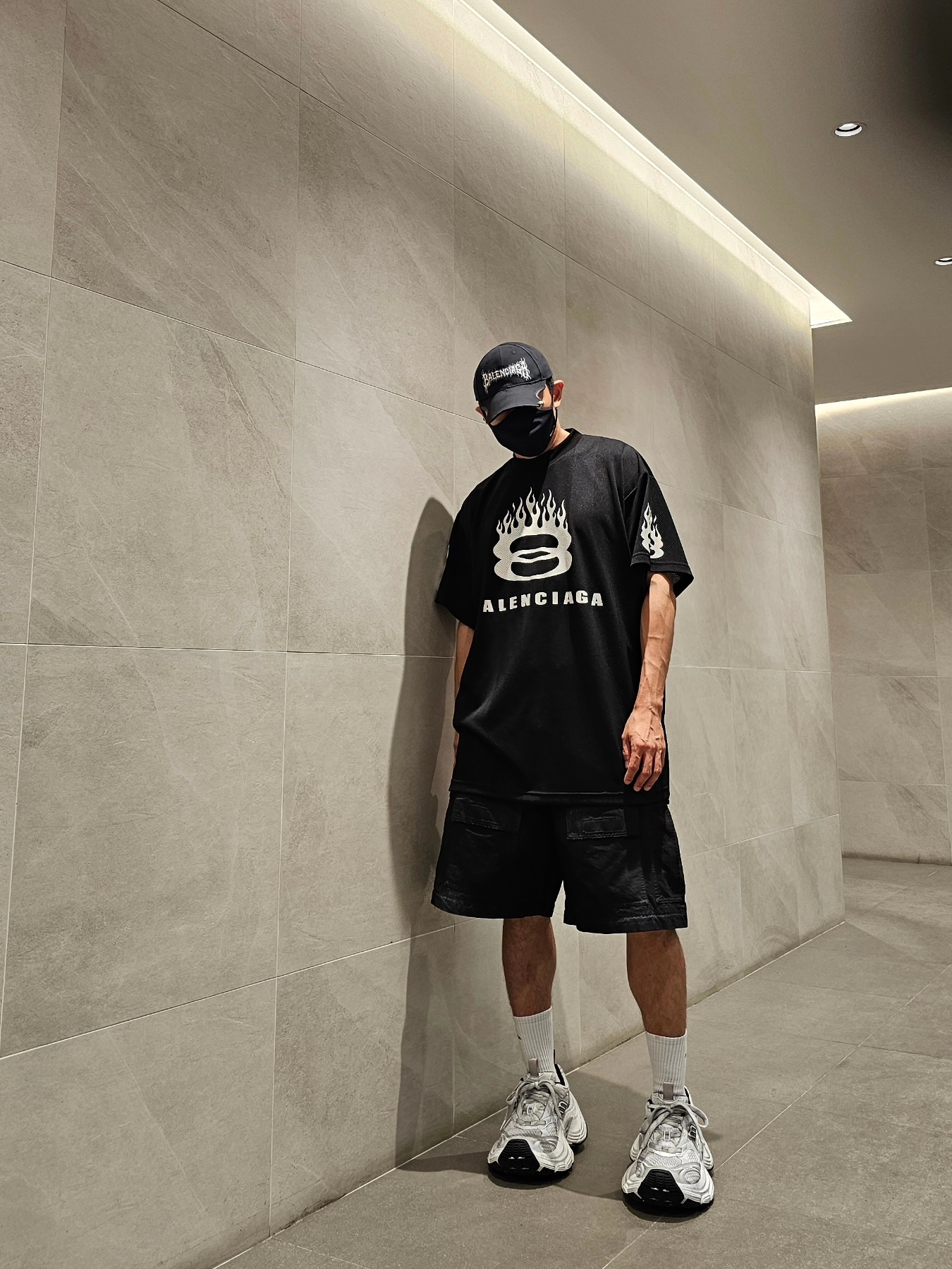 Balenciaga Large Cargo Pants Black, Balenciaga 10XL Sneakers White Grey Silver Black 착용 스타일 - 1