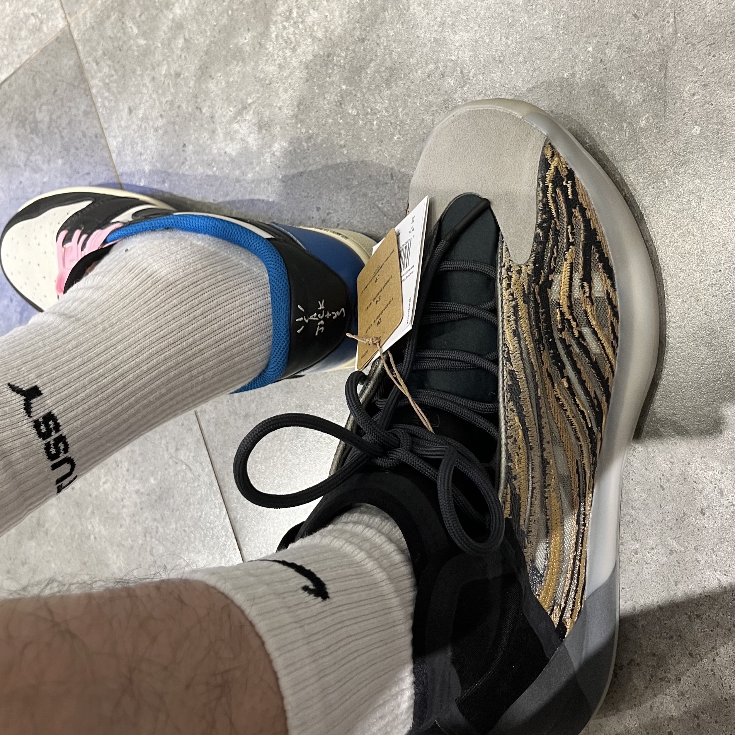 Adidas Yeezy QNTM Amber Tint 착용 스타일