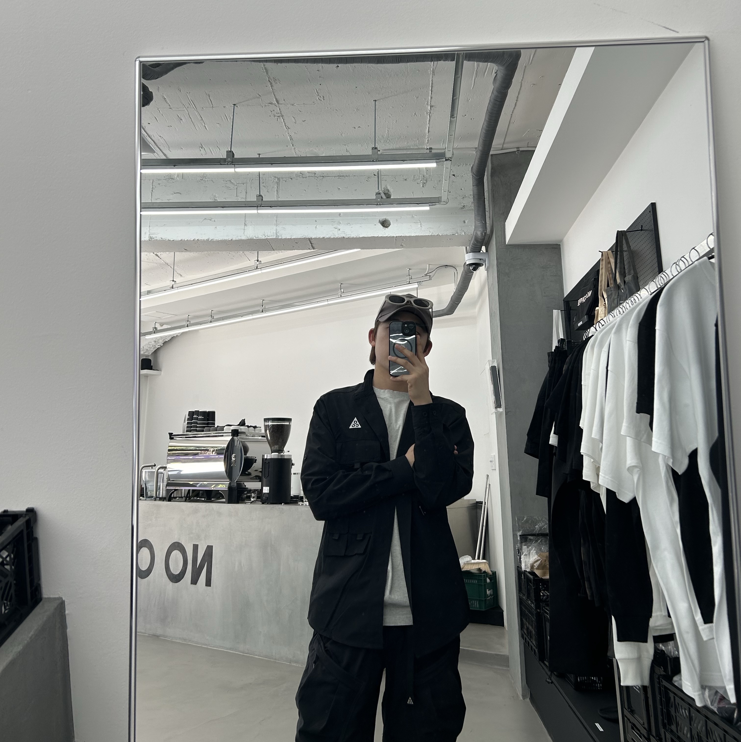 Gentle Monster x Maison Margiela MM004 Grey Black 착용 스타일 - 2