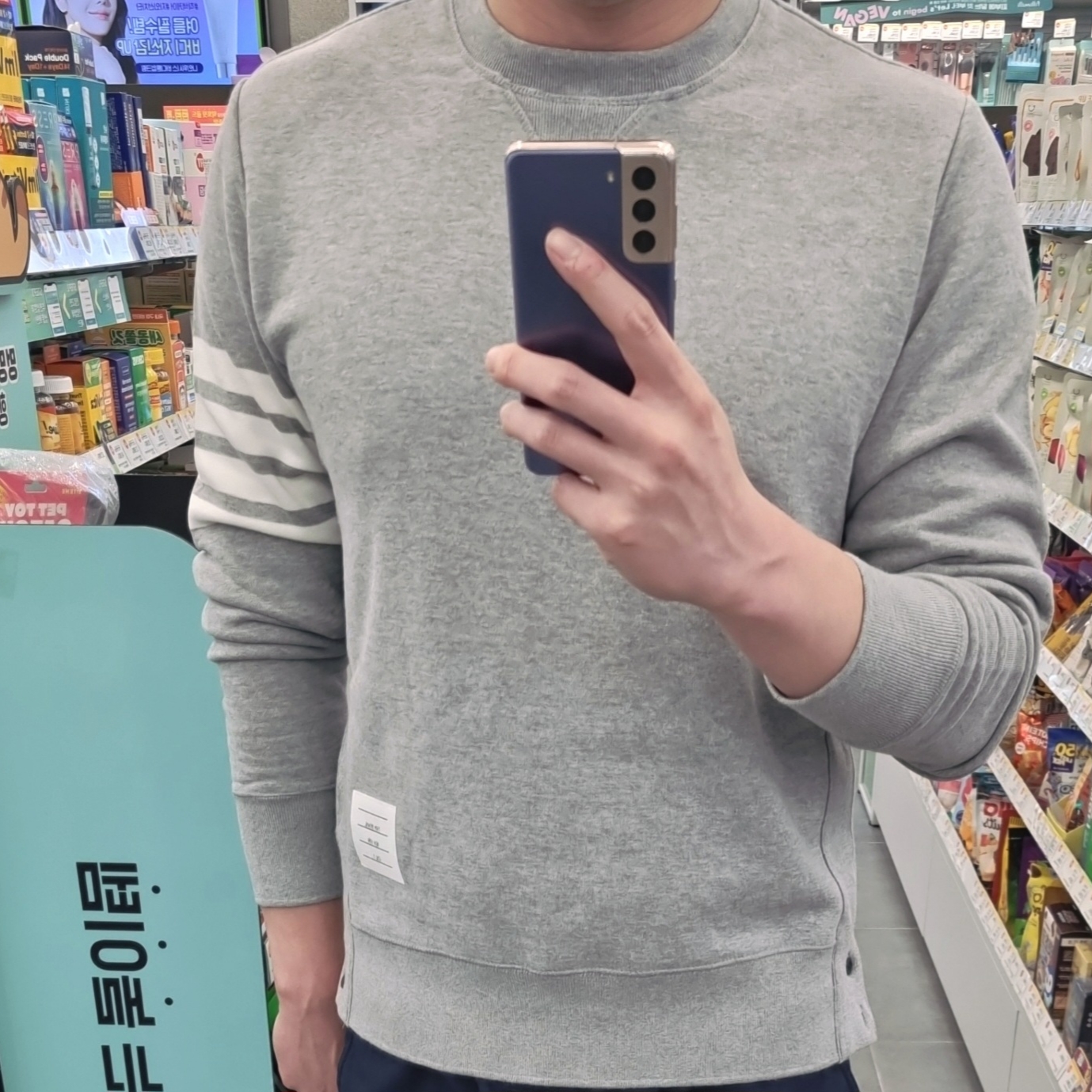 Thom Browne Engineered 4-Bar Sweatshirt Light Grey 착용 스타일