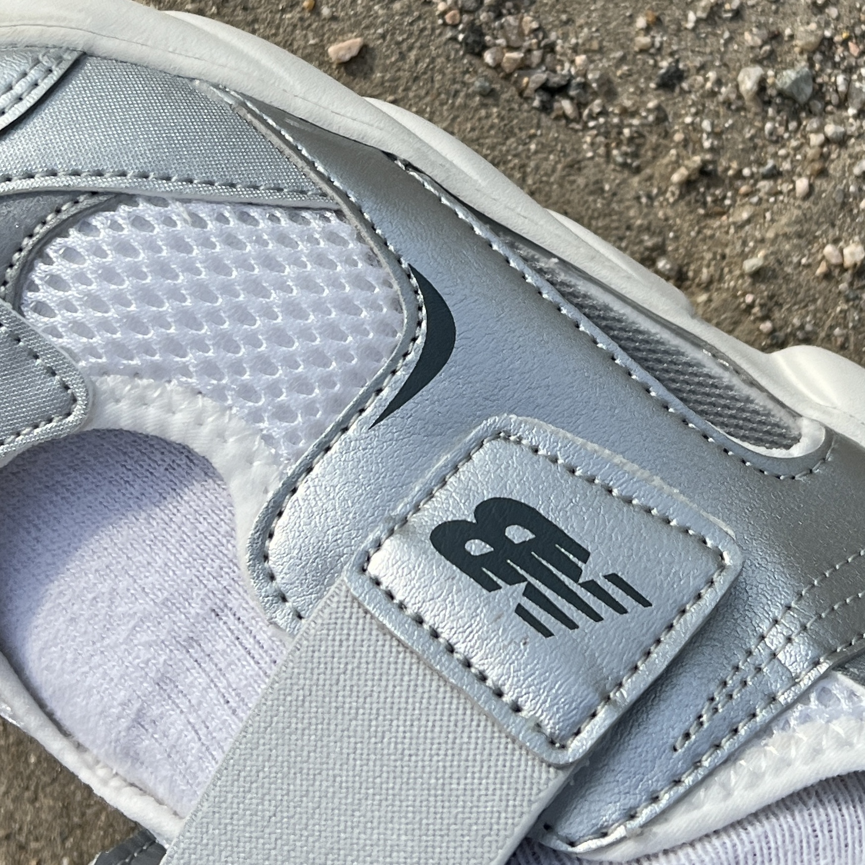 (Kids) New Balance Freedle 920 Sandal Silver 착용 스타일 - 1