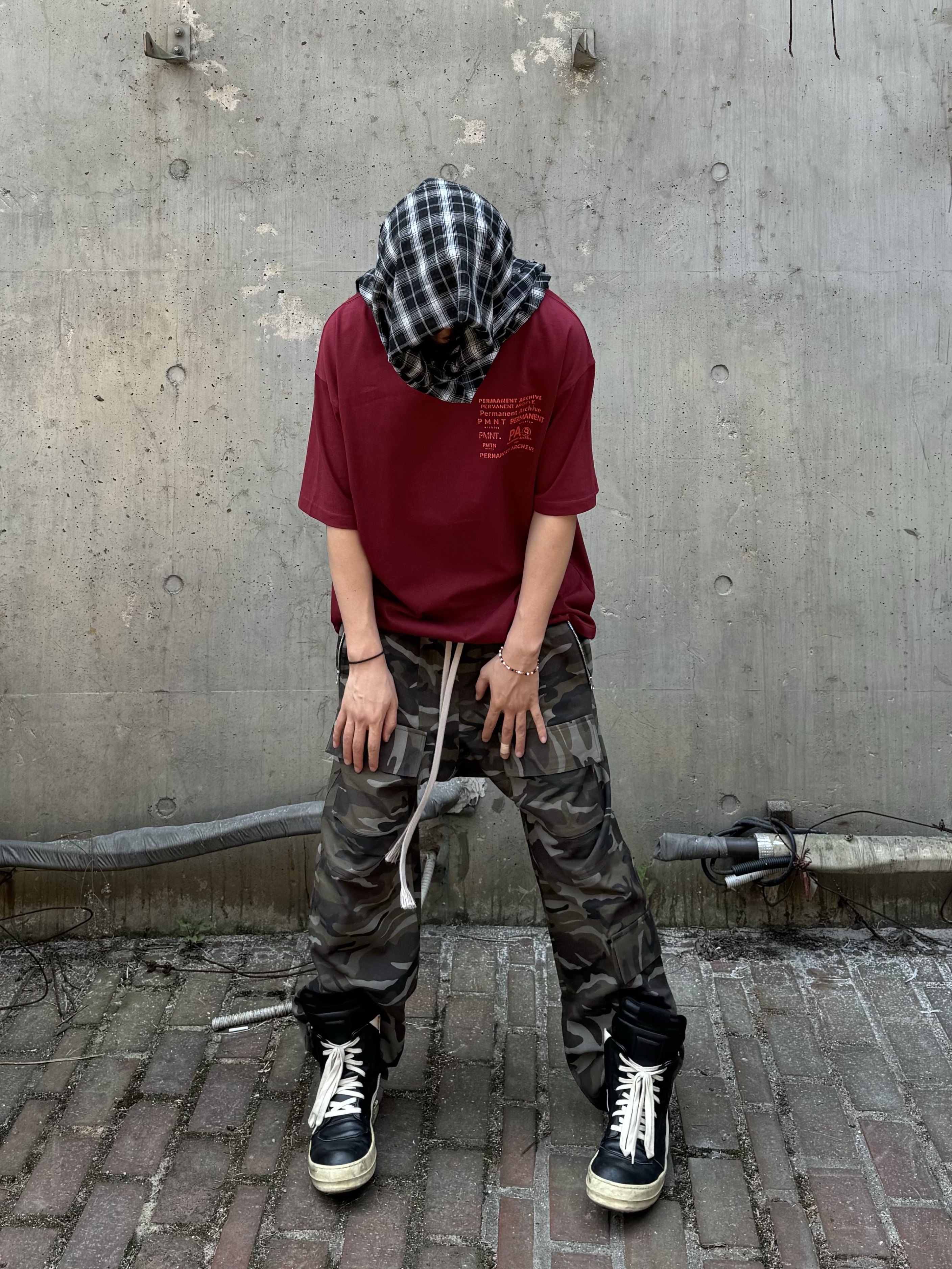 Rick Owens Geobasket Full Grain Calf Leather Strobe Sneakers Black Milk White, Permanent Archive Lettering T-Shirt Burgundy 착용 스타일