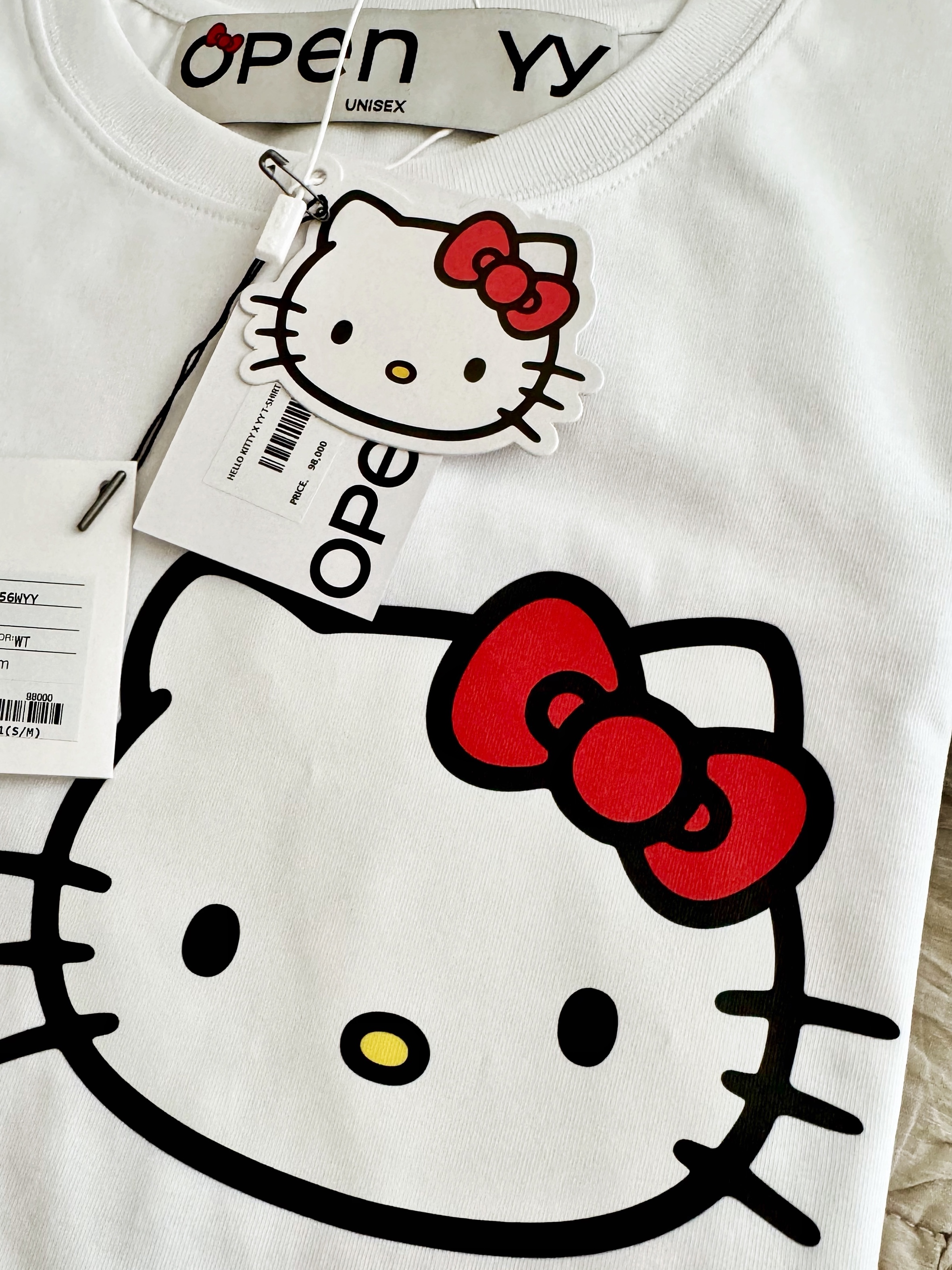 Open Yy x Hello Kitty T-Shirt White, Emis Heart Quilted Shoulder Bag Pink 착용 스타일 - 3