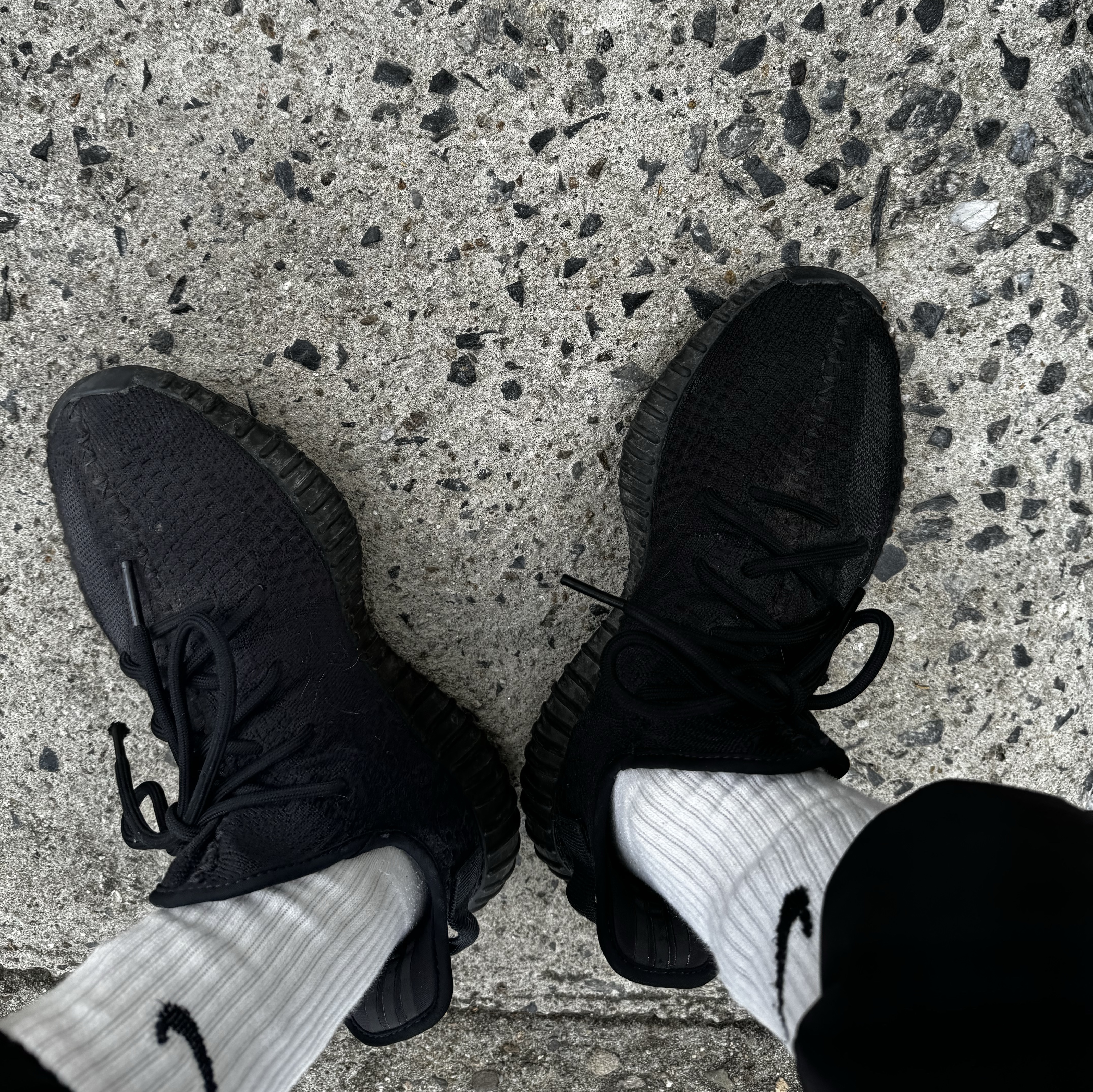 Adidas Yeezy Boost 350 V2 Onyx 착용 스타일