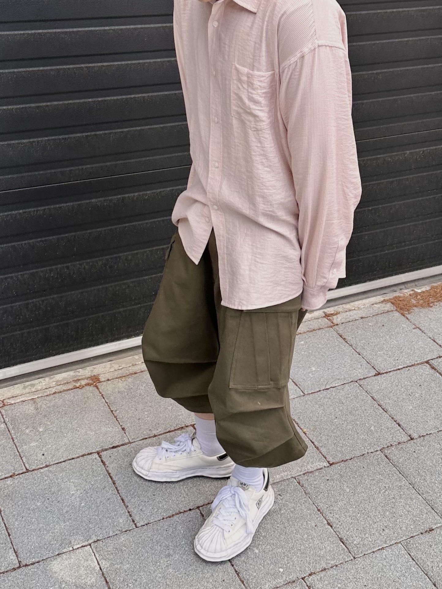 Nonnod Side Cargo Shorts Khaki, Maison Mihara Yasuhiro Blakey OG Sole Canvas Low-top Sneakers White 착용 스타일 - 1