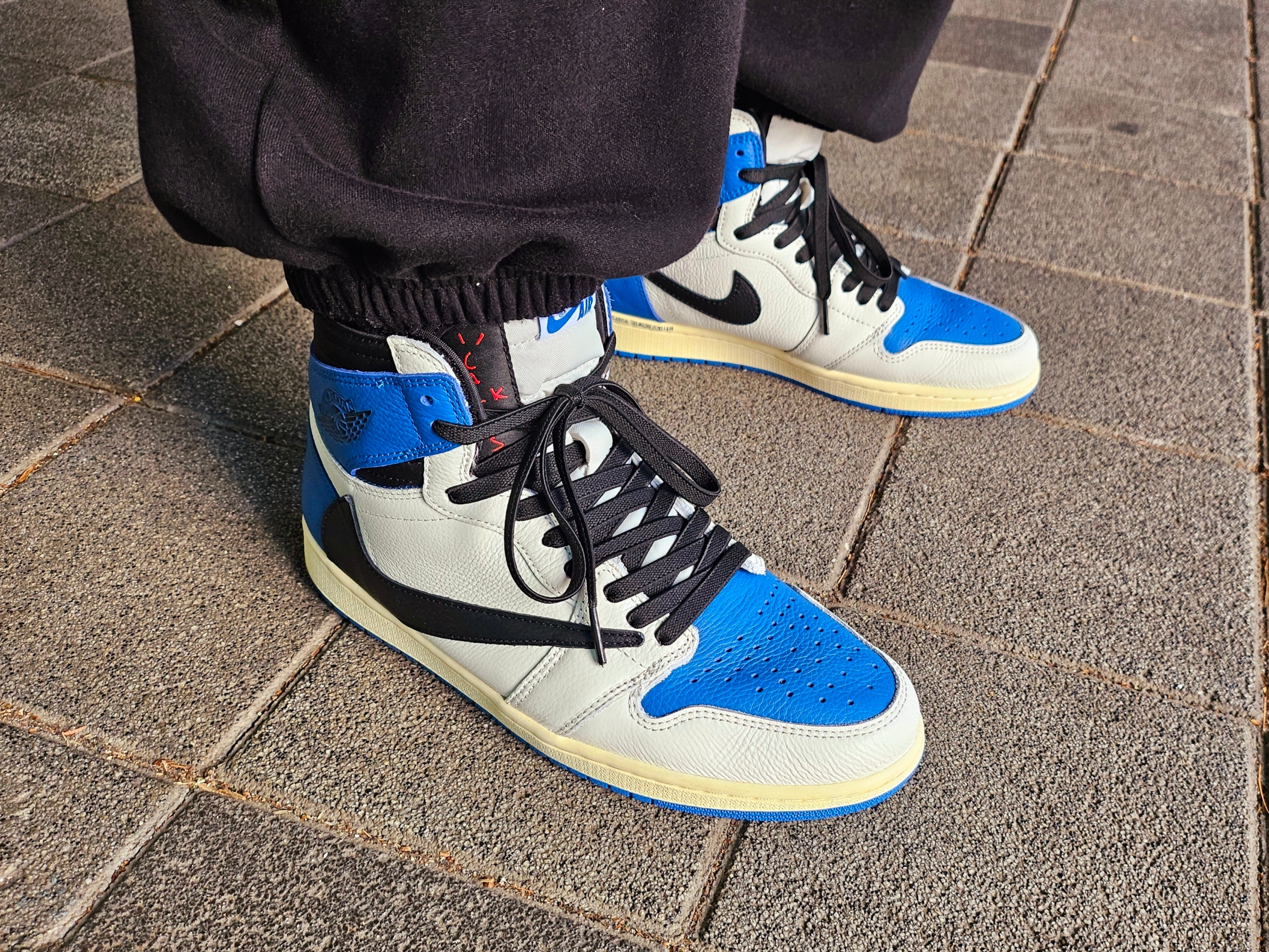 Jordan 1 x Travis Scott x Fragment Retro High OG SP Military Blue 착용 스타일 - 1