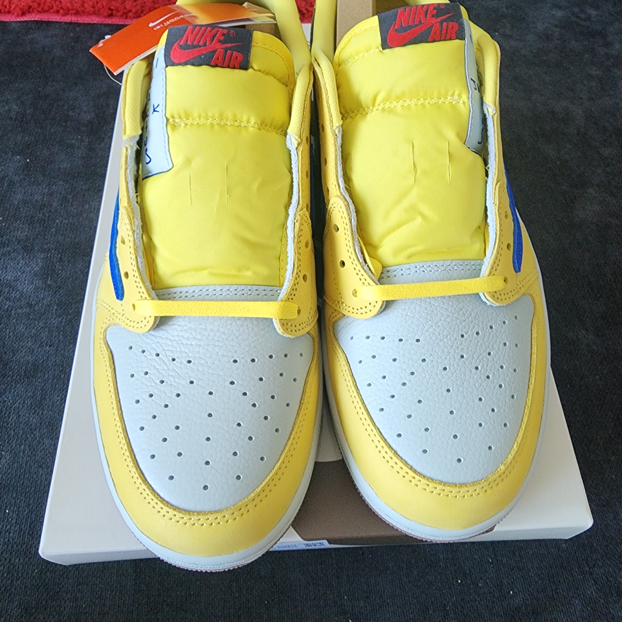 (W) Jordan 1 x Travis Scott Retro Low OG SP Canary 착용 스타일 - 3
