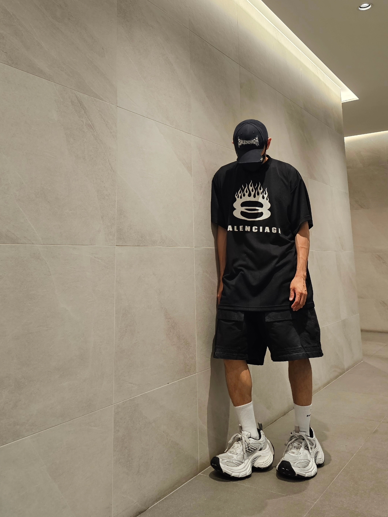 Balenciaga Large Cargo Pants Black, Balenciaga 10XL Sneakers White Grey Silver Black 착용 스타일 - 4