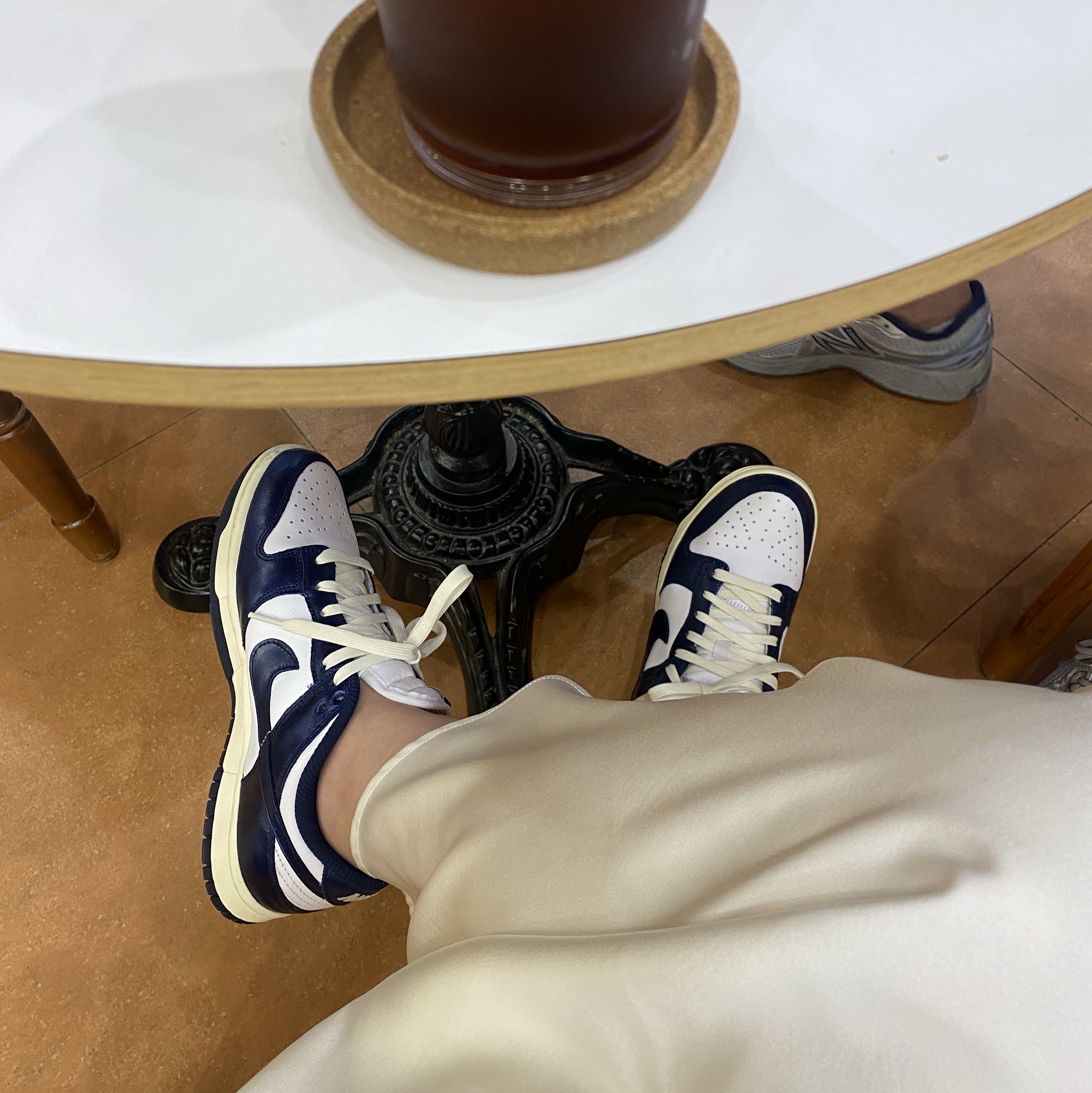 (W) Nike Dunk Low PRM Midnight Navy and White, Needles S/S Crewneck T-Shirt White 착용 스타일 - 4