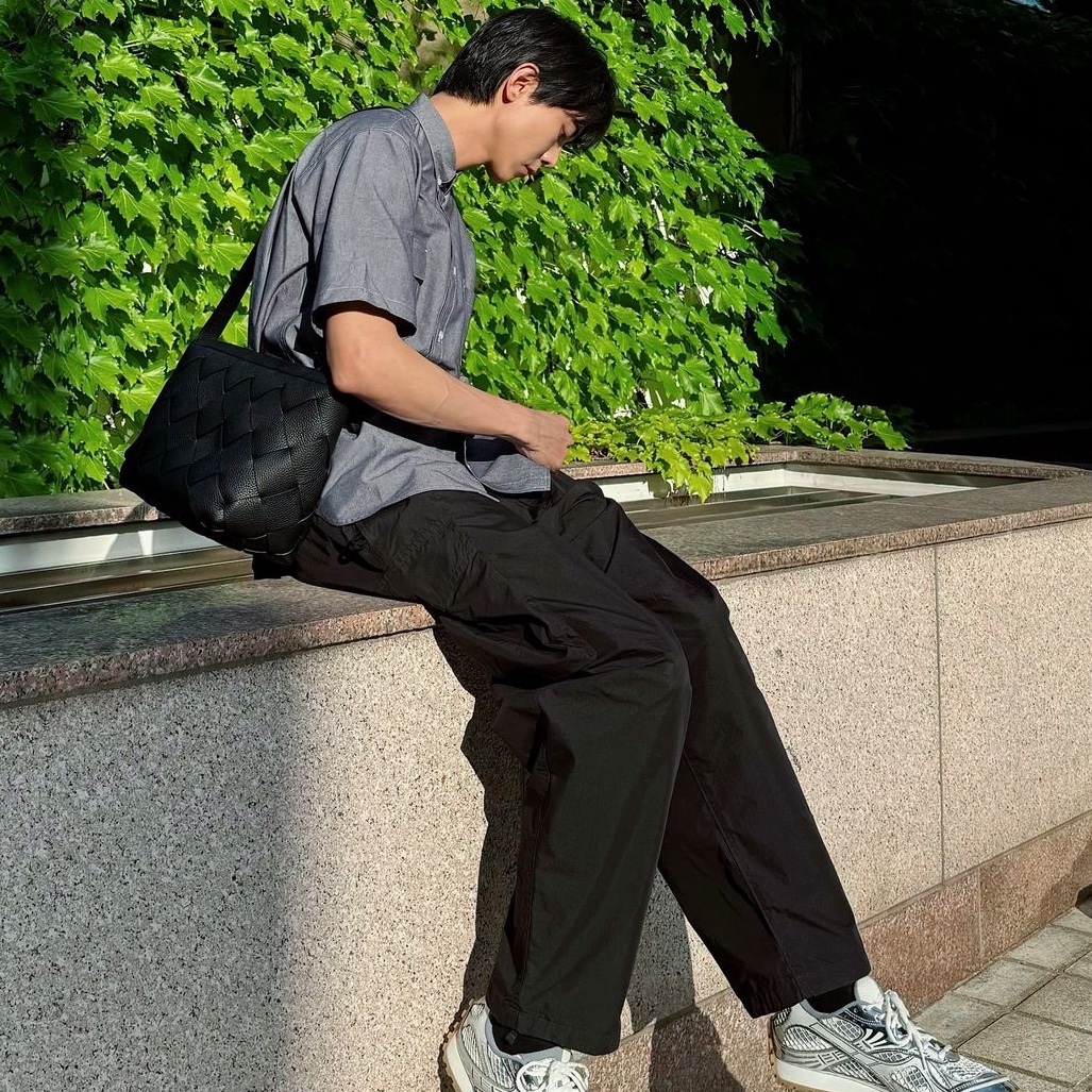 Bottega Veneta Diago Hobo Bag Black, (W) Bottega Veneta Orbit Sneaker Silver White 착용 스타일