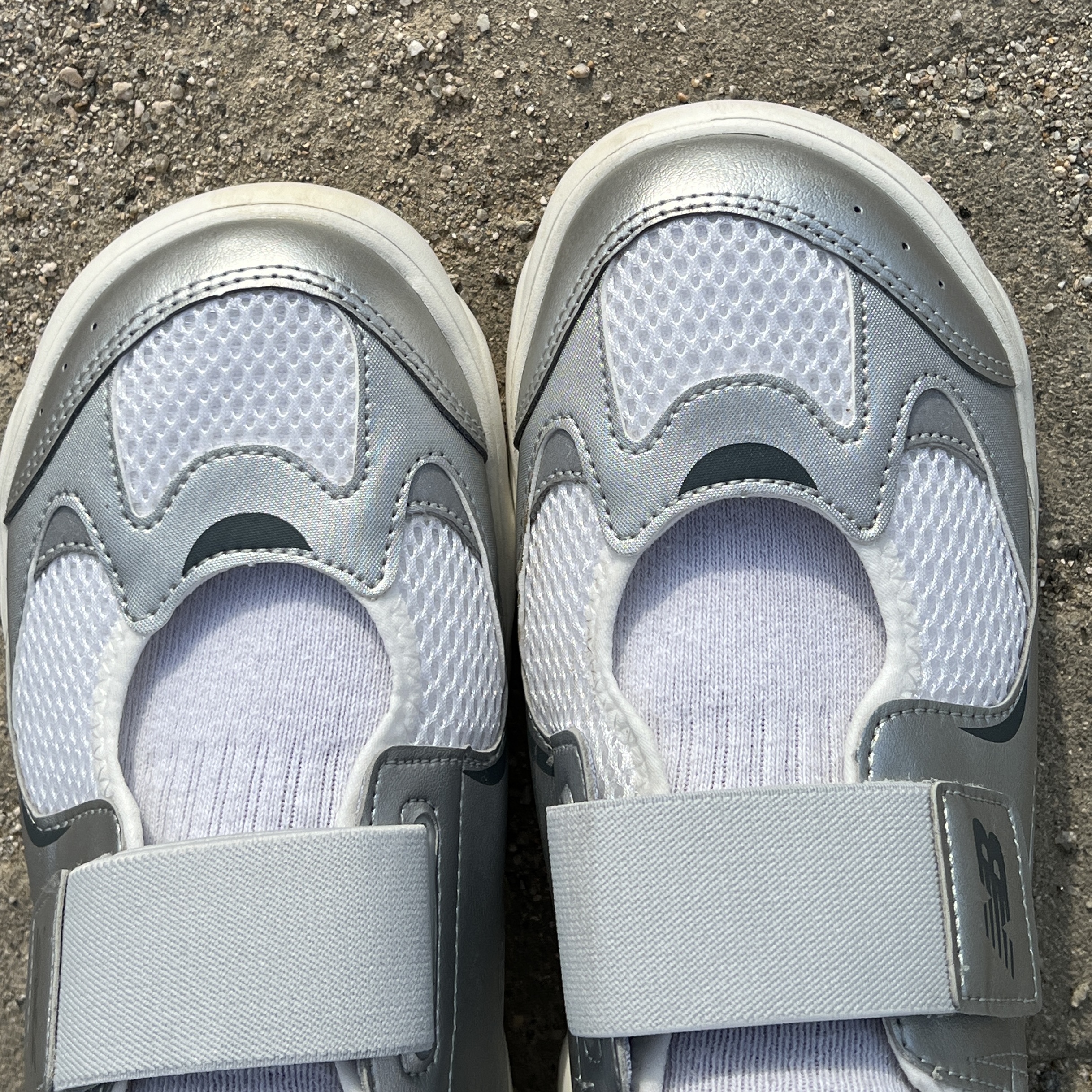 (Kids) New Balance Freedle 920 Sandal Silver 착용 스타일 - 2