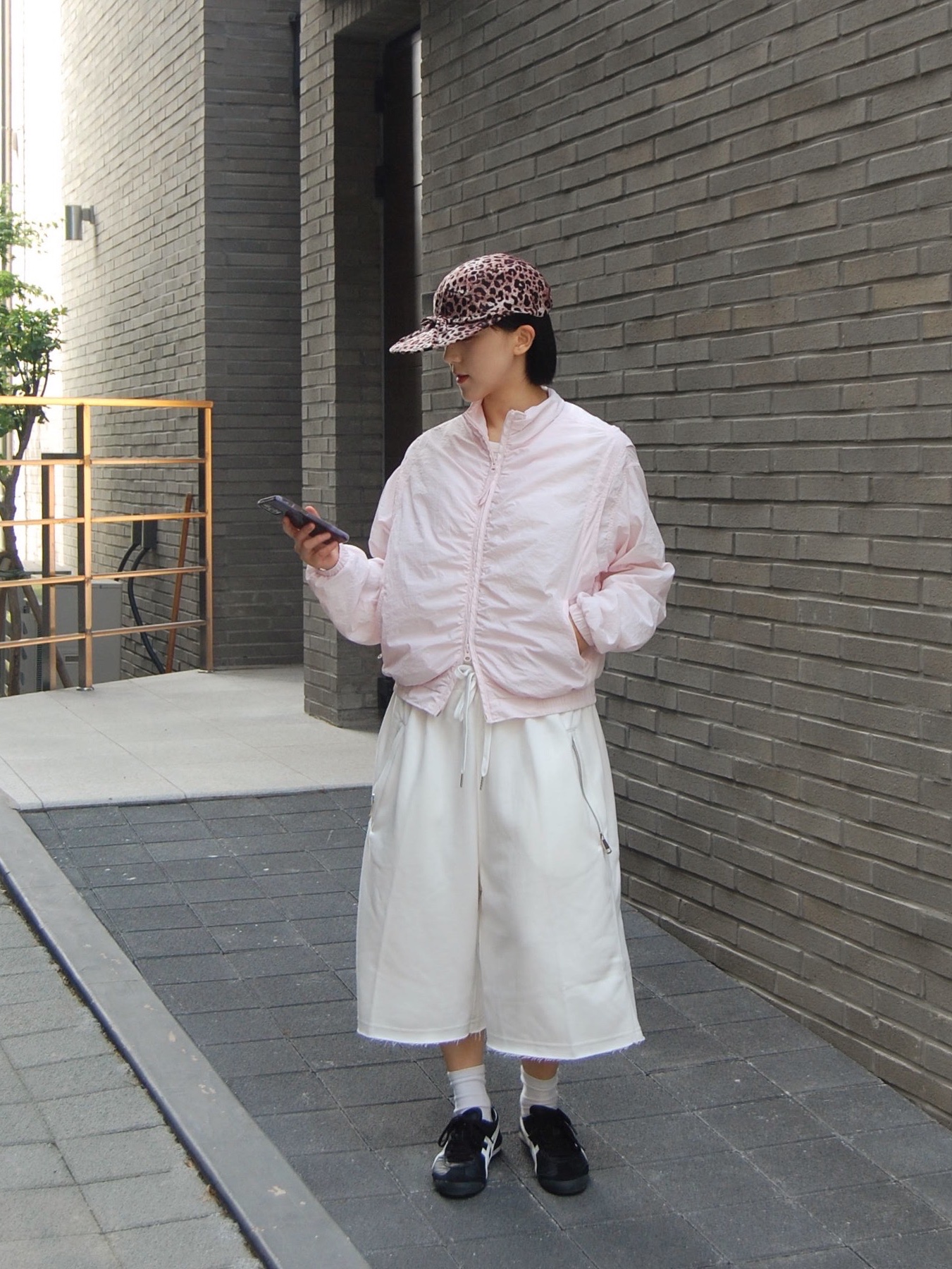 YOUCHE QS Duck Cap Leopard, Onitsuka Tiger Mexico 66 Black White 착용 스타일