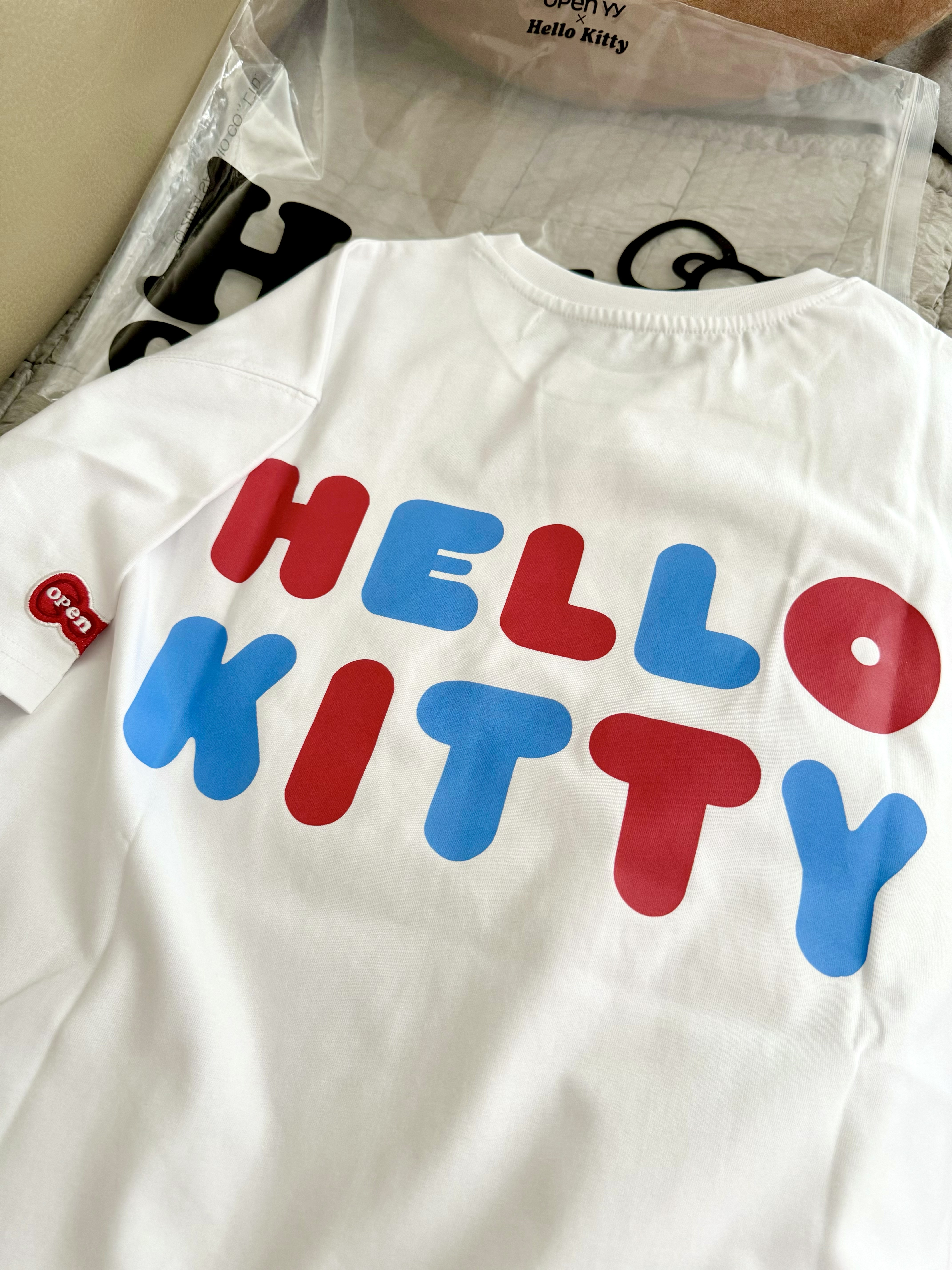 Open Yy x Hello Kitty T-Shirt White, Emis Heart Quilted Shoulder Bag Pink 착용 스타일 - 5