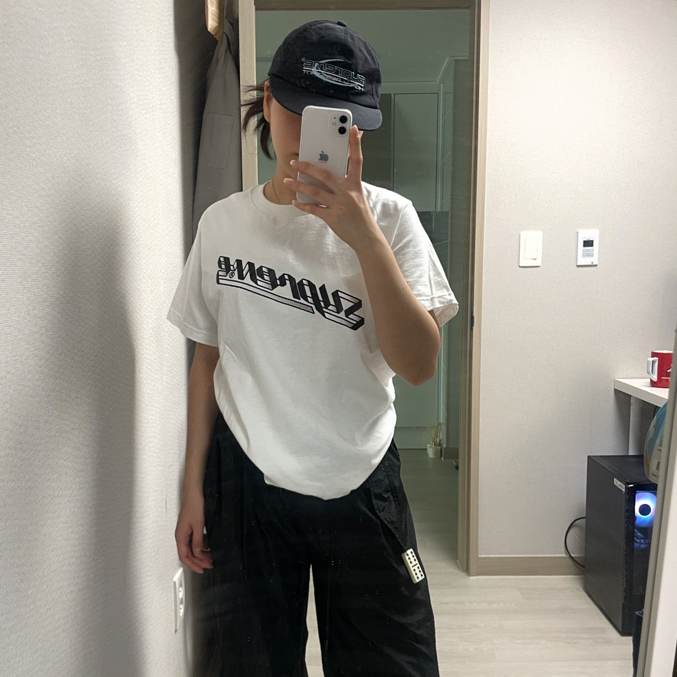 Supreme Resistant 6-Panel Black - 23FW, Supreme Banner T-Shirt White - 23FW 착용 스타일