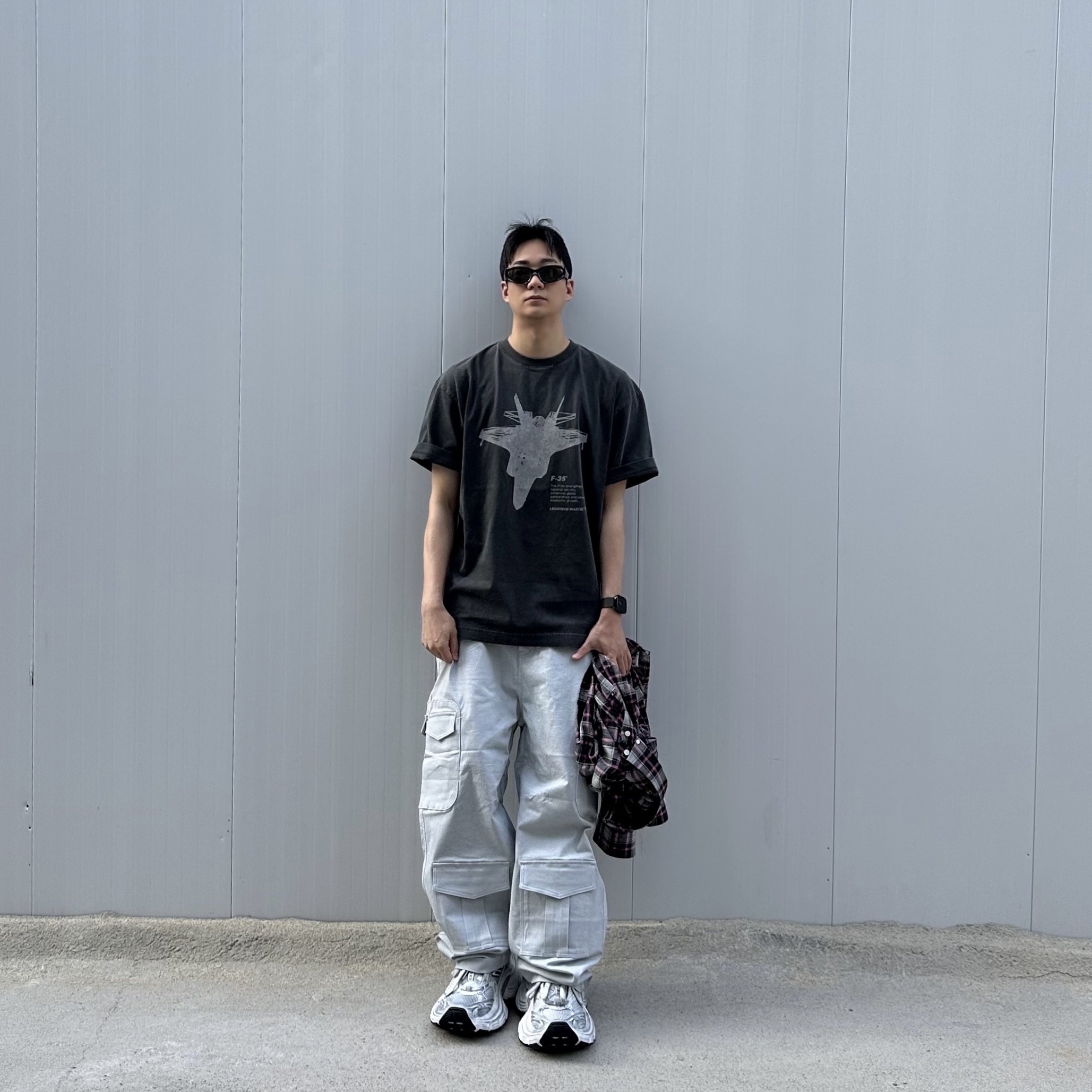 Balenciaga Swift Oval Sunglasses Black, Balenciaga 10XL Sneakers White Grey Silver Black 착용 스타일 - 1