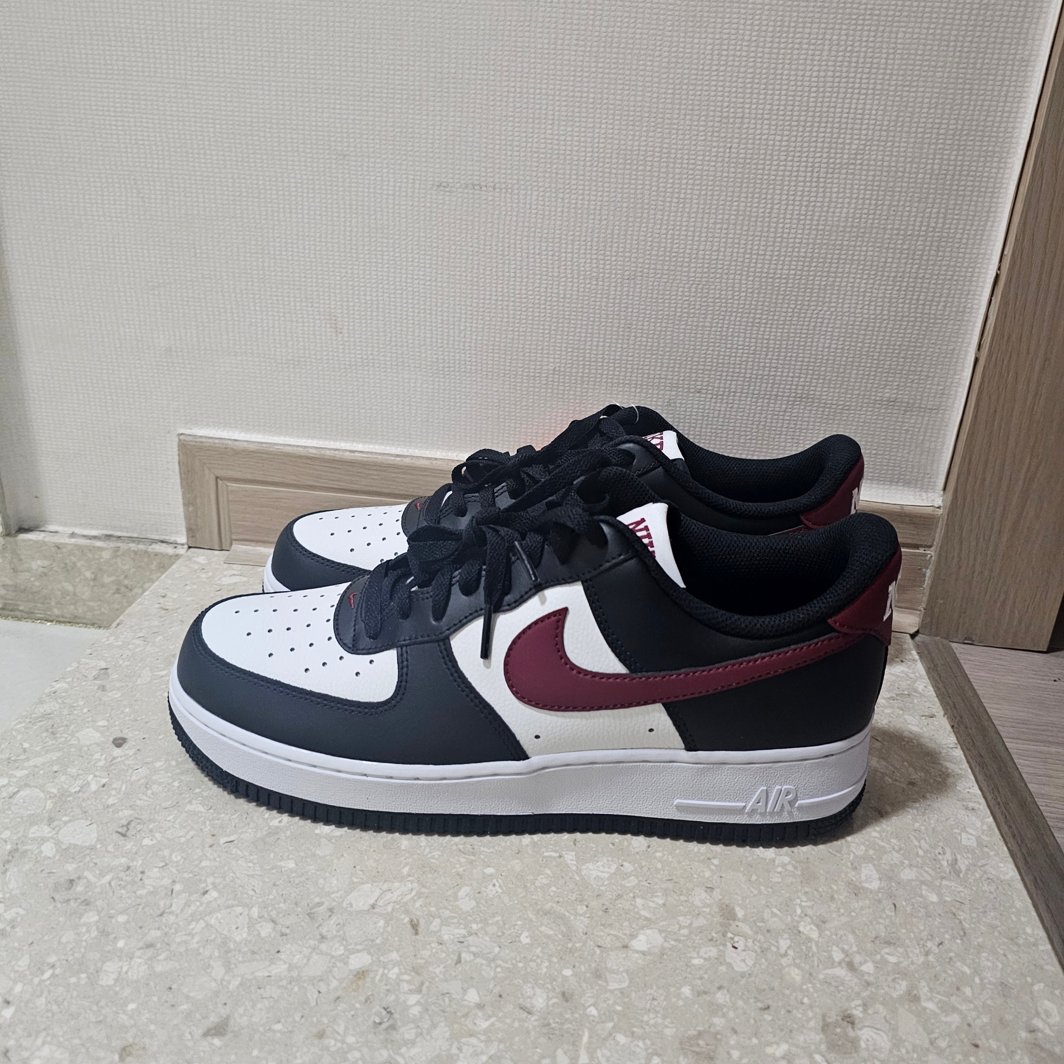 Nike Air Force 1 '07 Black Dark Team Red 착용 스타일