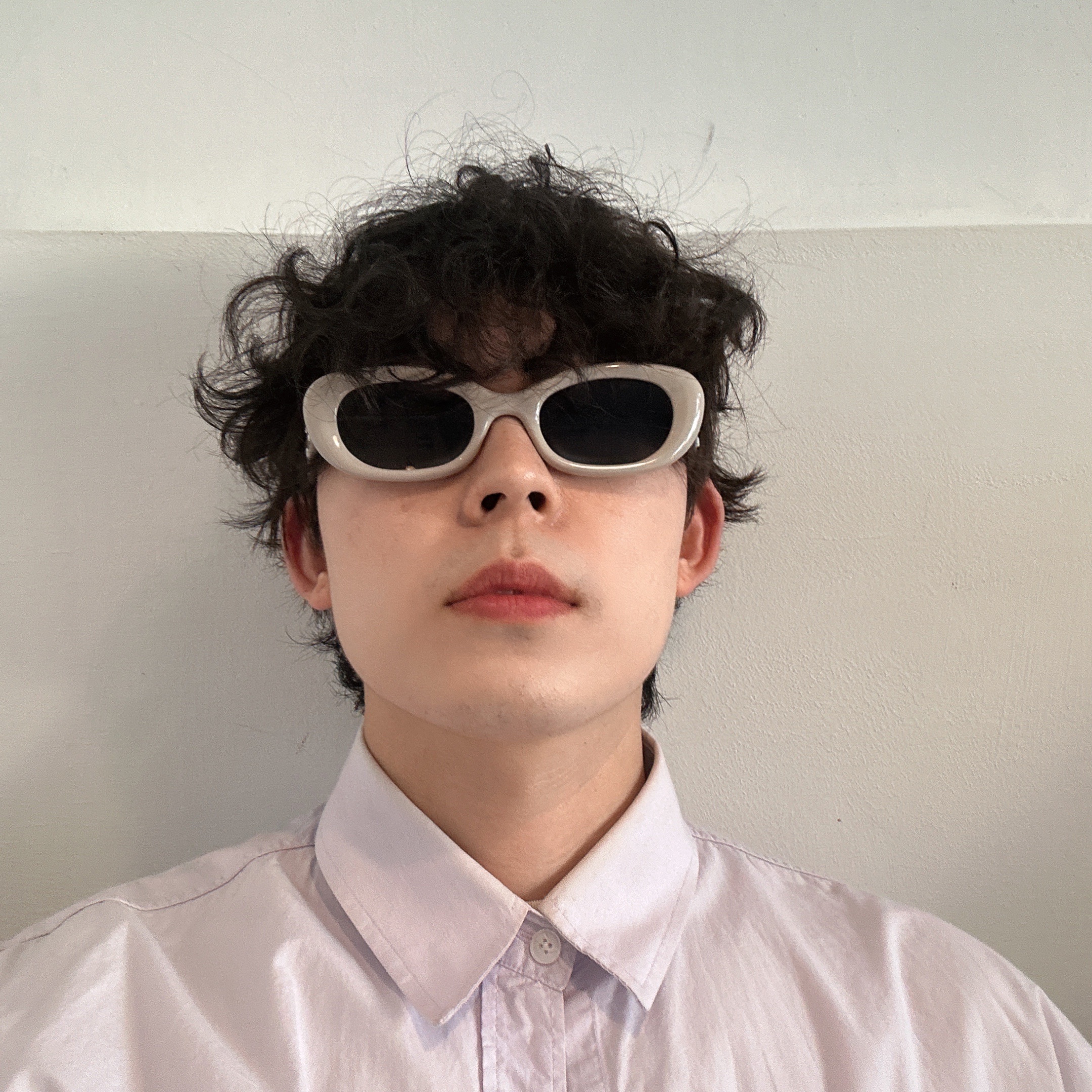 Gentle Monster x Maison Margiela MM004 Grey Black 착용 스타일 - 4