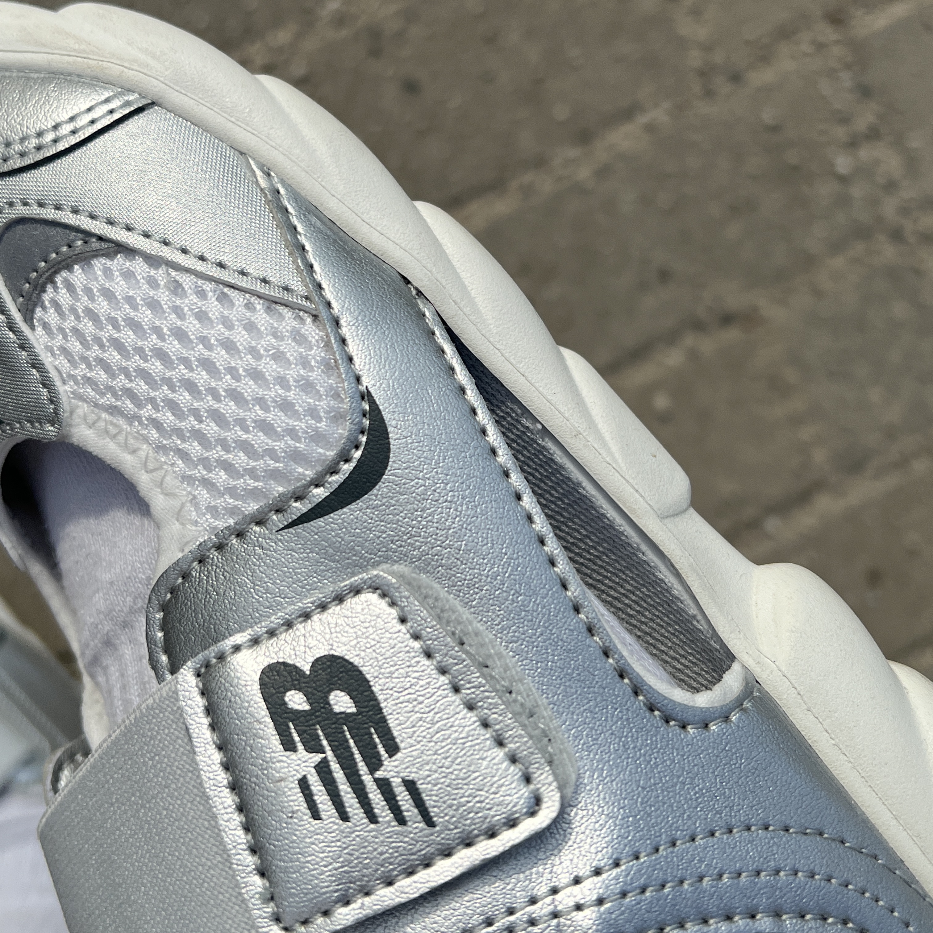 (Kids) New Balance Freedle 920 Sandal Silver 착용 스타일 - 3