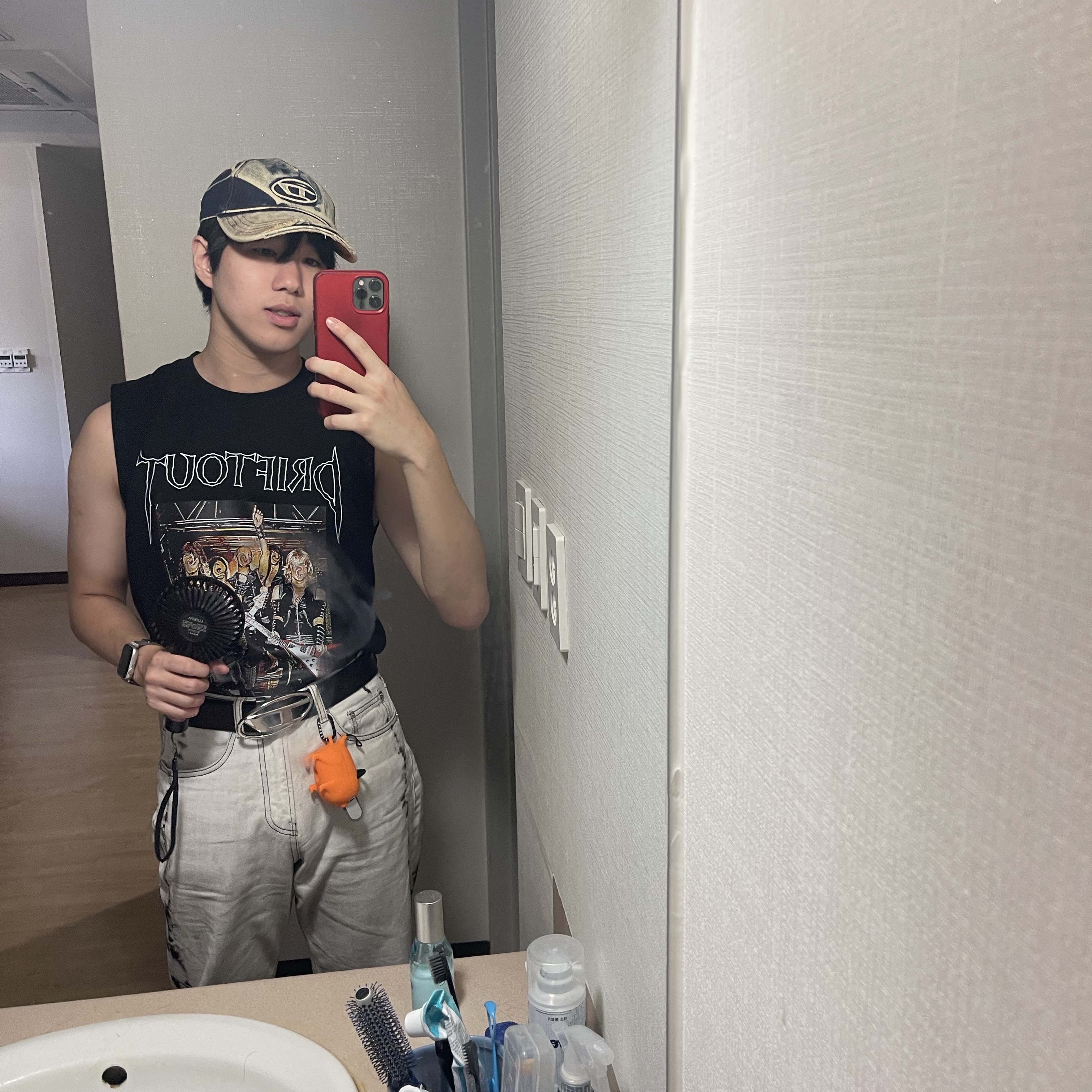 Diesel B-1DR Leather Belt with D Buckle Black, Casetify x Chainsaw Man Pochita Collectible AirPods Pro 1st/2nd Gen Case 착용 스타일 - 2