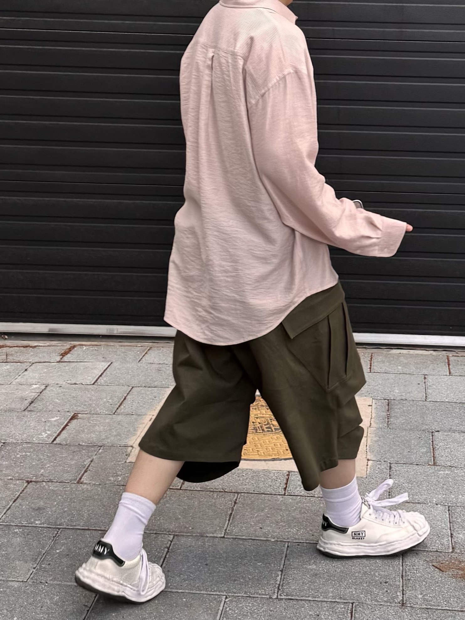 Nonnod Side Cargo Shorts Khaki, Maison Mihara Yasuhiro Blakey OG Sole Canvas Low-top Sneakers White 착용 스타일 - 2