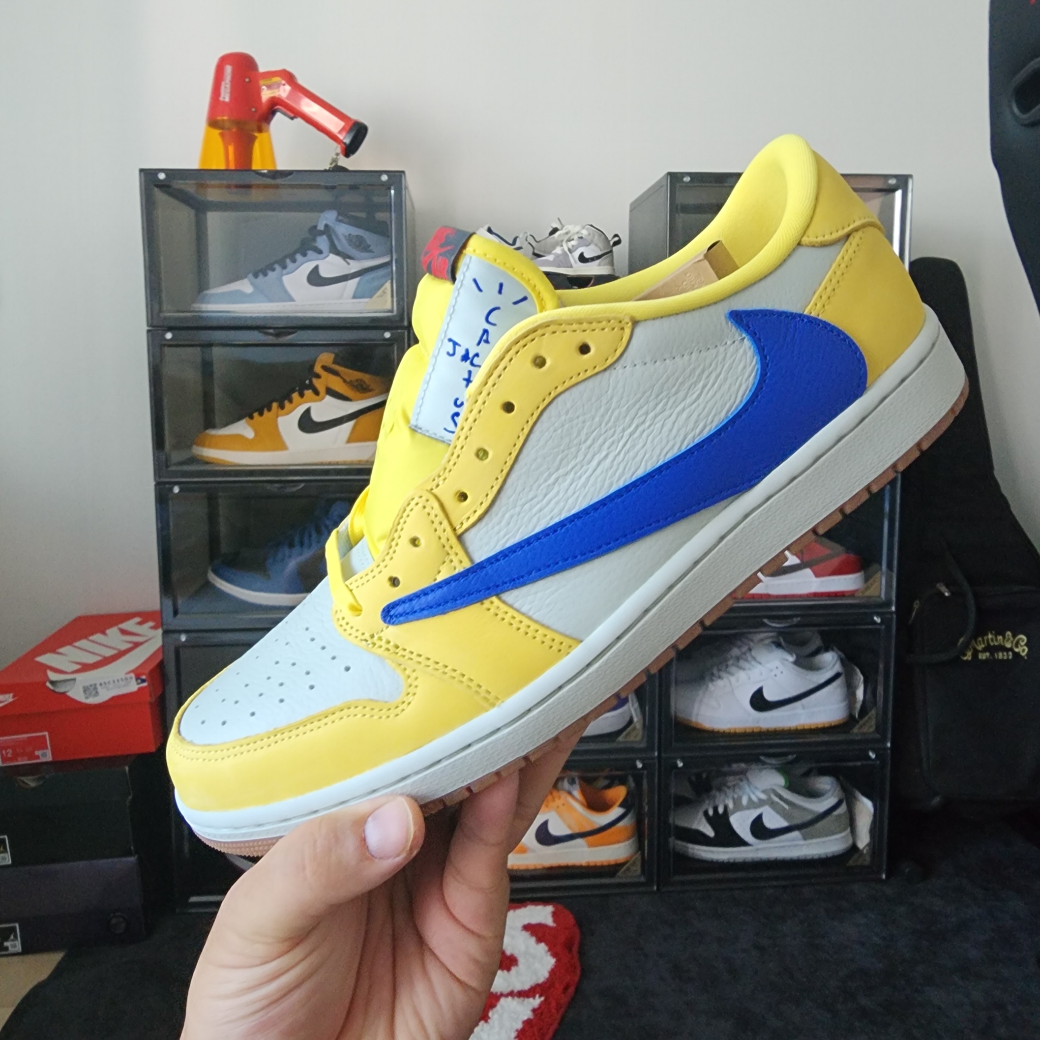 (W) Jordan 1 x Travis Scott Retro Low OG SP Canary 착용 스타일 - 1