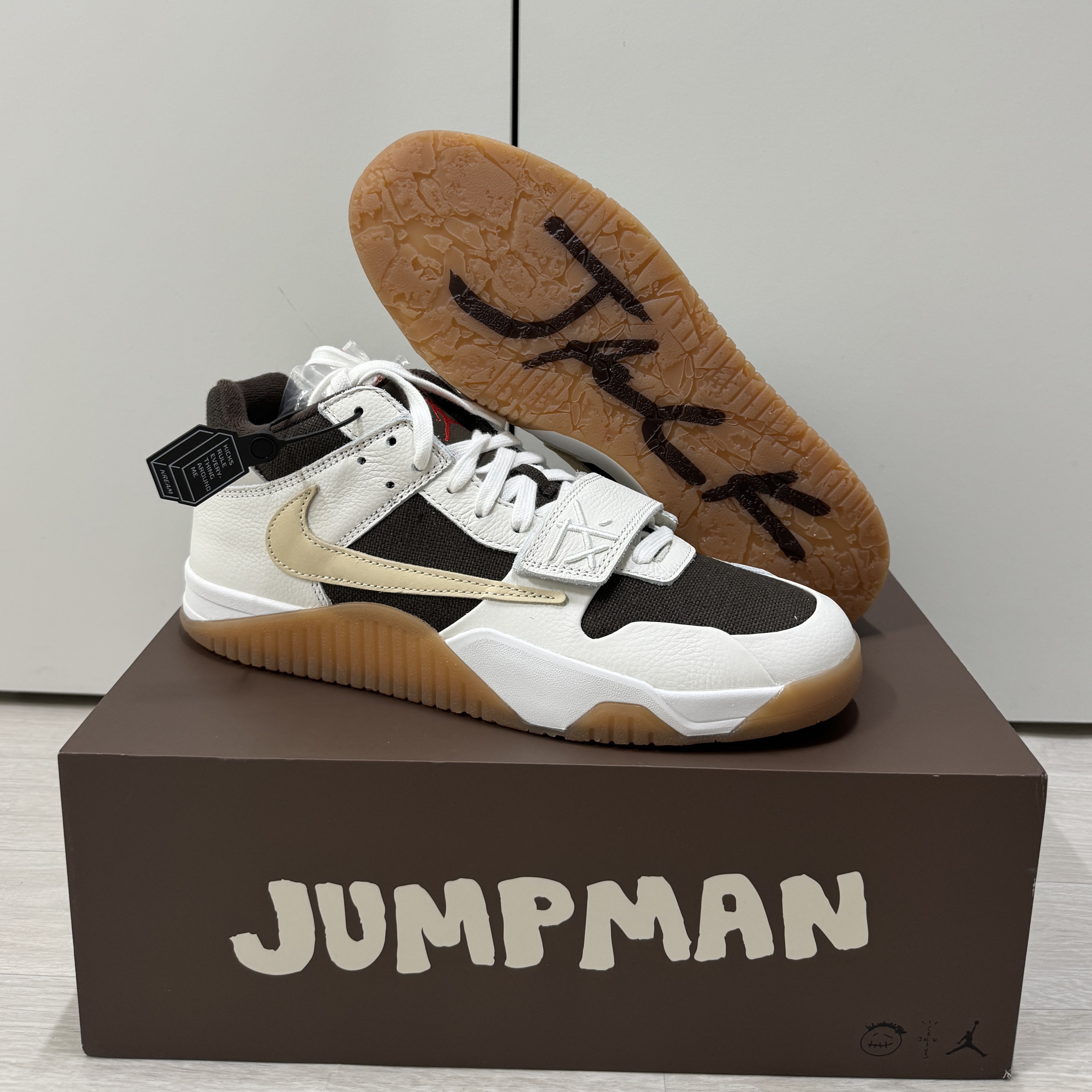 Jordan x Travis Scott Jumpman Jack TR Sail and Dark Mocha 착용 스타일