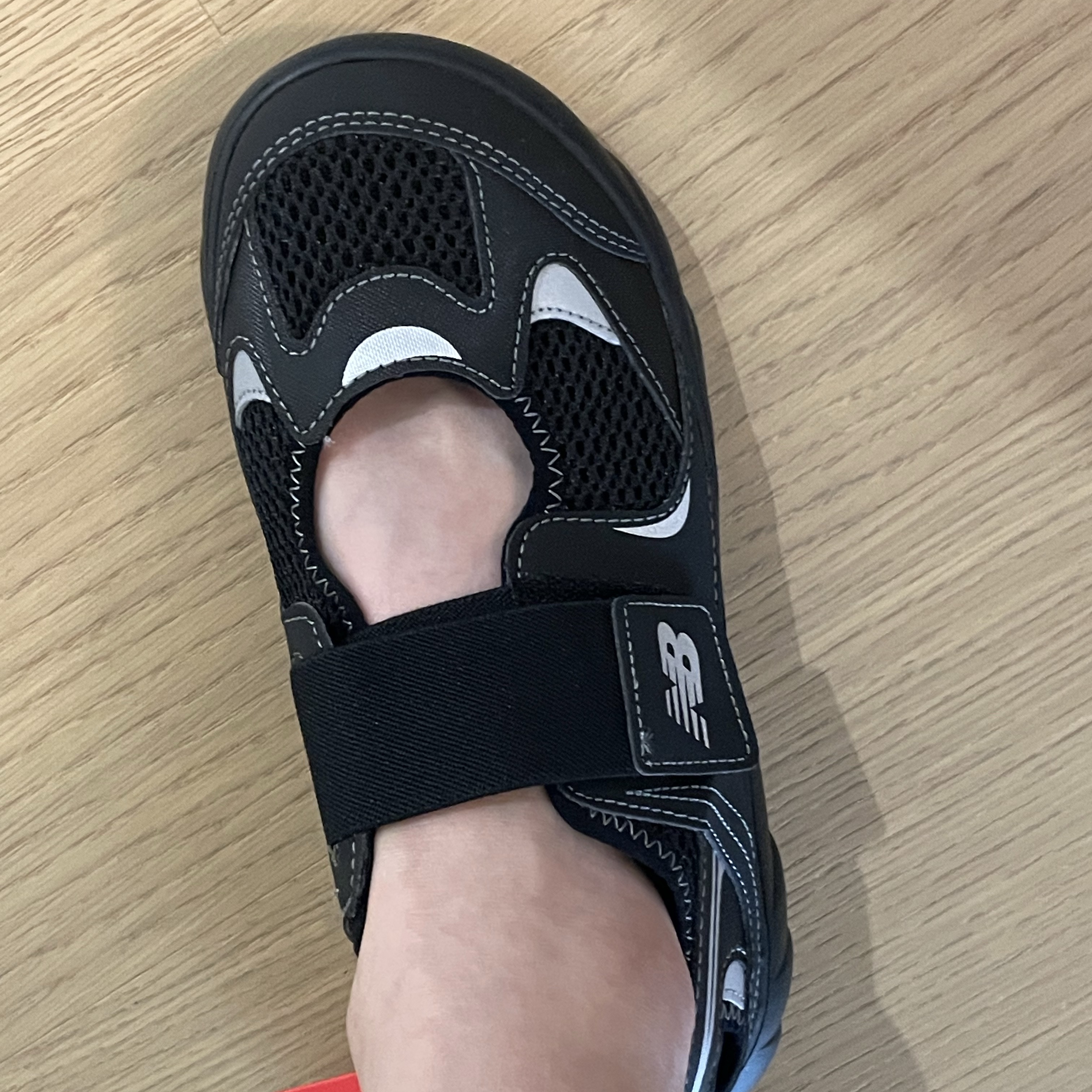 (Kids) New Balance Freedle 920 Sandal Black 착용 스타일 - 2