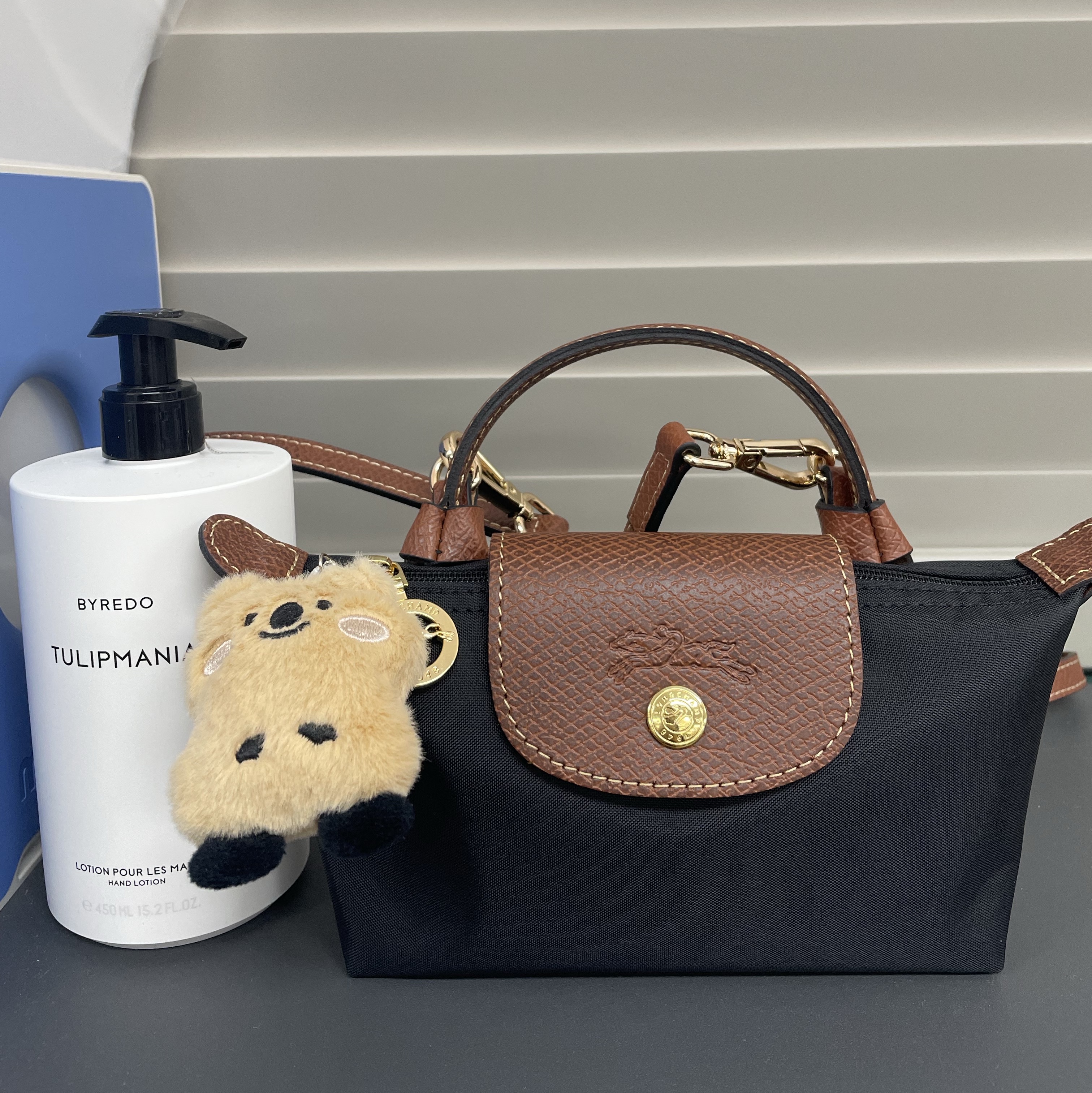 Longchamp Le Pliage Original Handle Pouch Black 착용 스타일