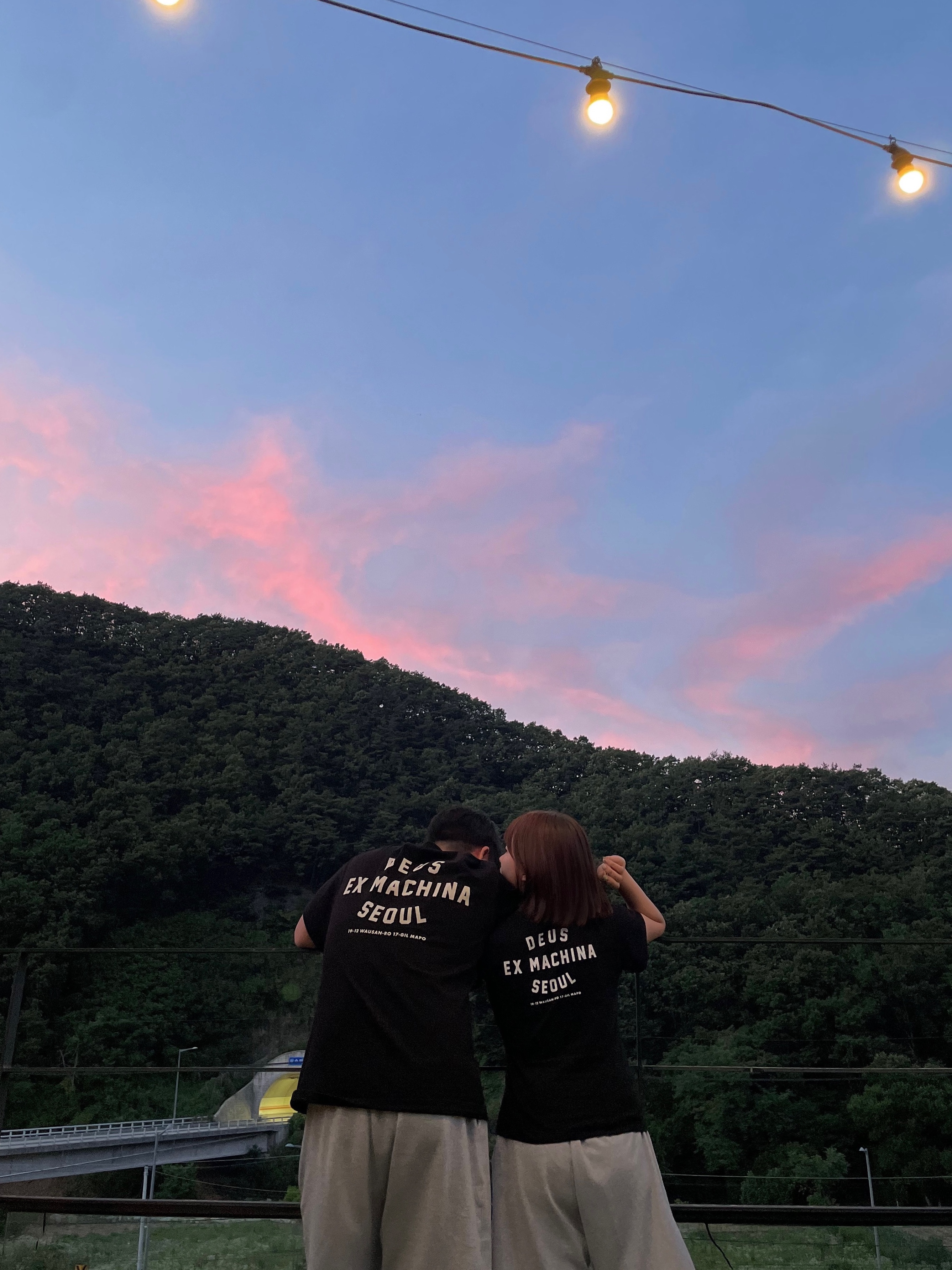 (Kids) Deus Ex Machina College Seoul T-Shirt Black, Deus Ex Machina Seoul College T-Shirt Black 착용 스타일