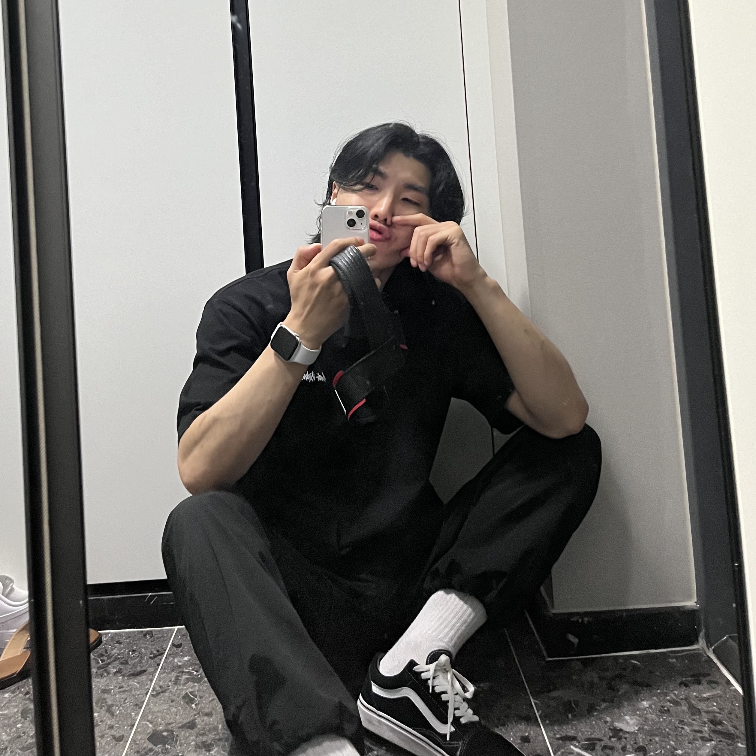 Vans Vault OG Old Skool LX Black, Apple Watch SE 2023 44mm GPS Silver Aluminium Case with Sport Band S/M Storm Blue (Korean Ver.) 착용 스타일