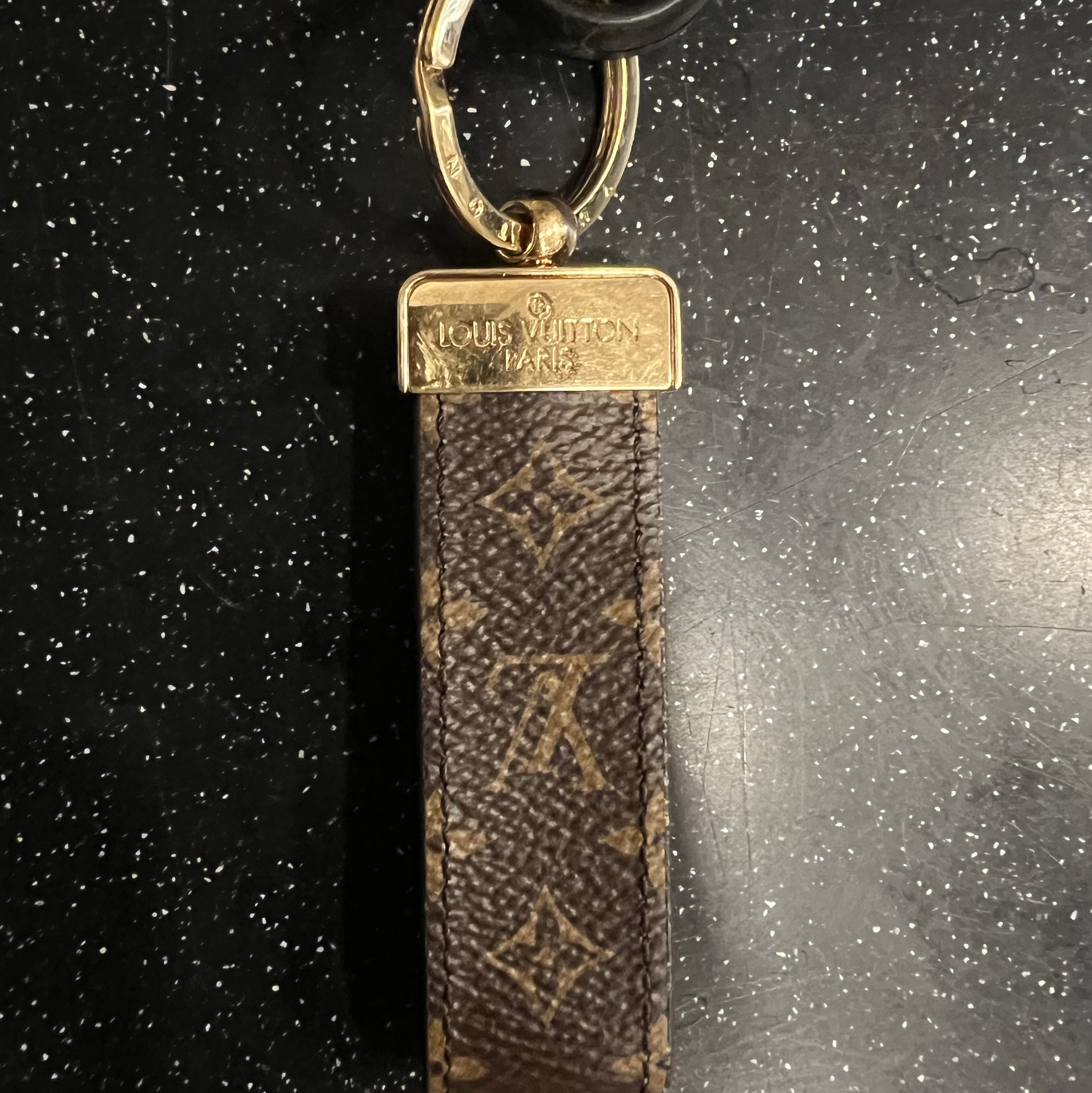 Louis Vuitton Dragonne Key Holder Monogram 착용 스타일